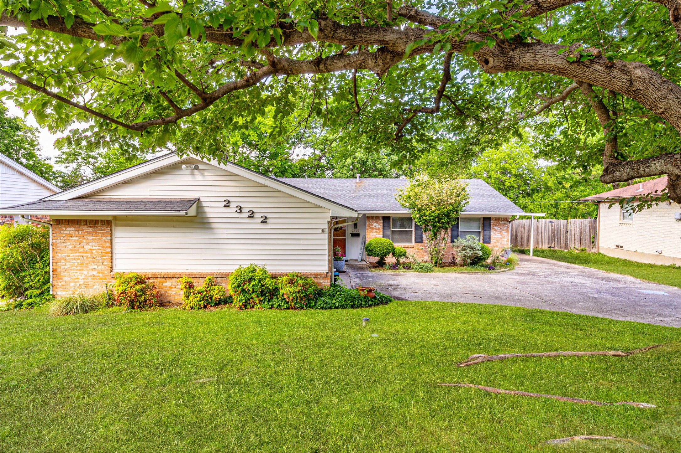 2322 Rockyglen Drive Dallas TX 75228