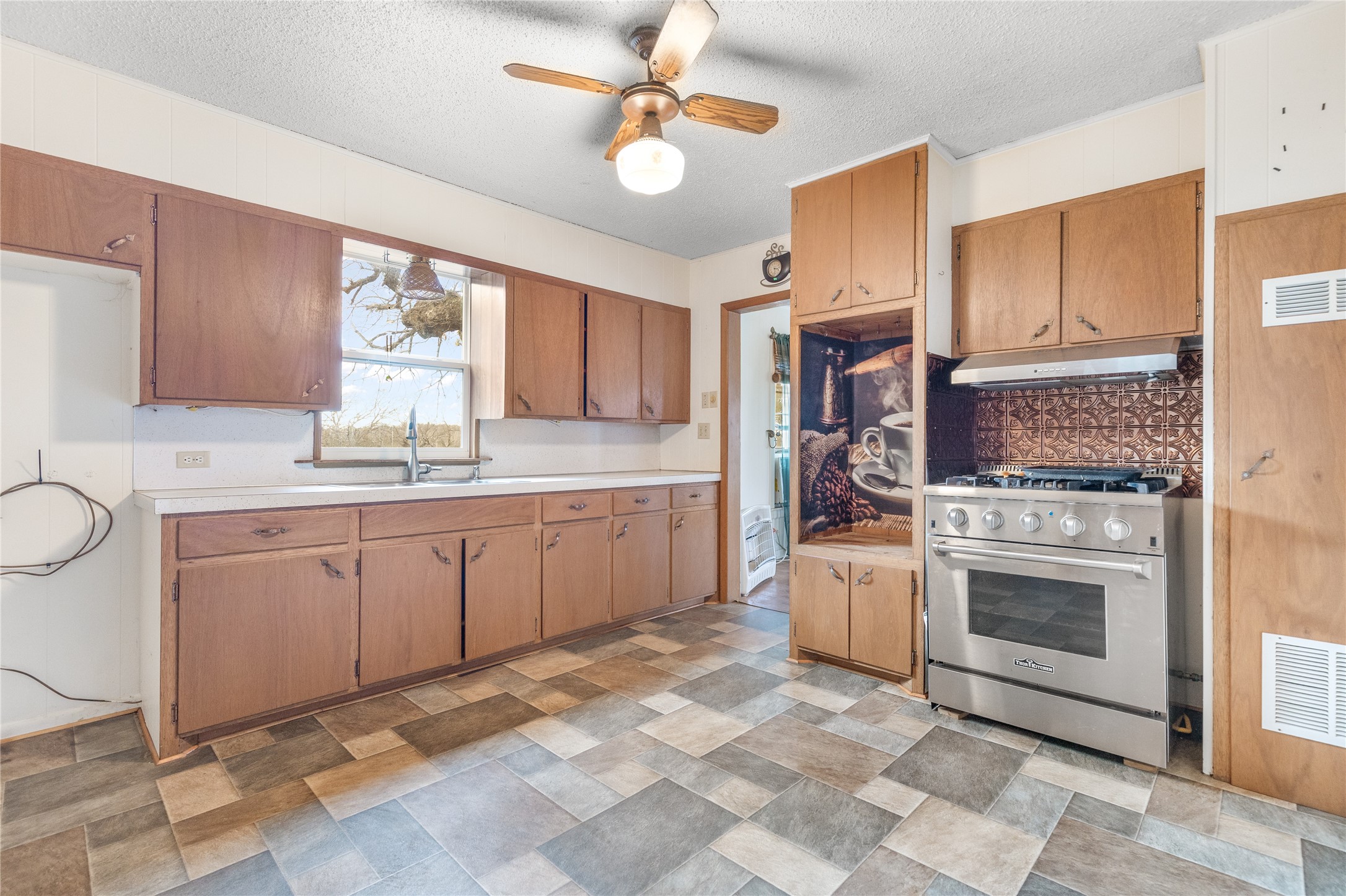 1912 E Texas Street Denison TX 75021