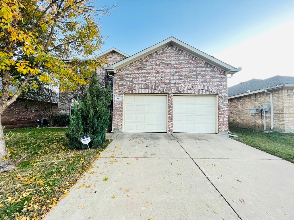 951 Wood Brook Drive Grand Prairie TX 75052