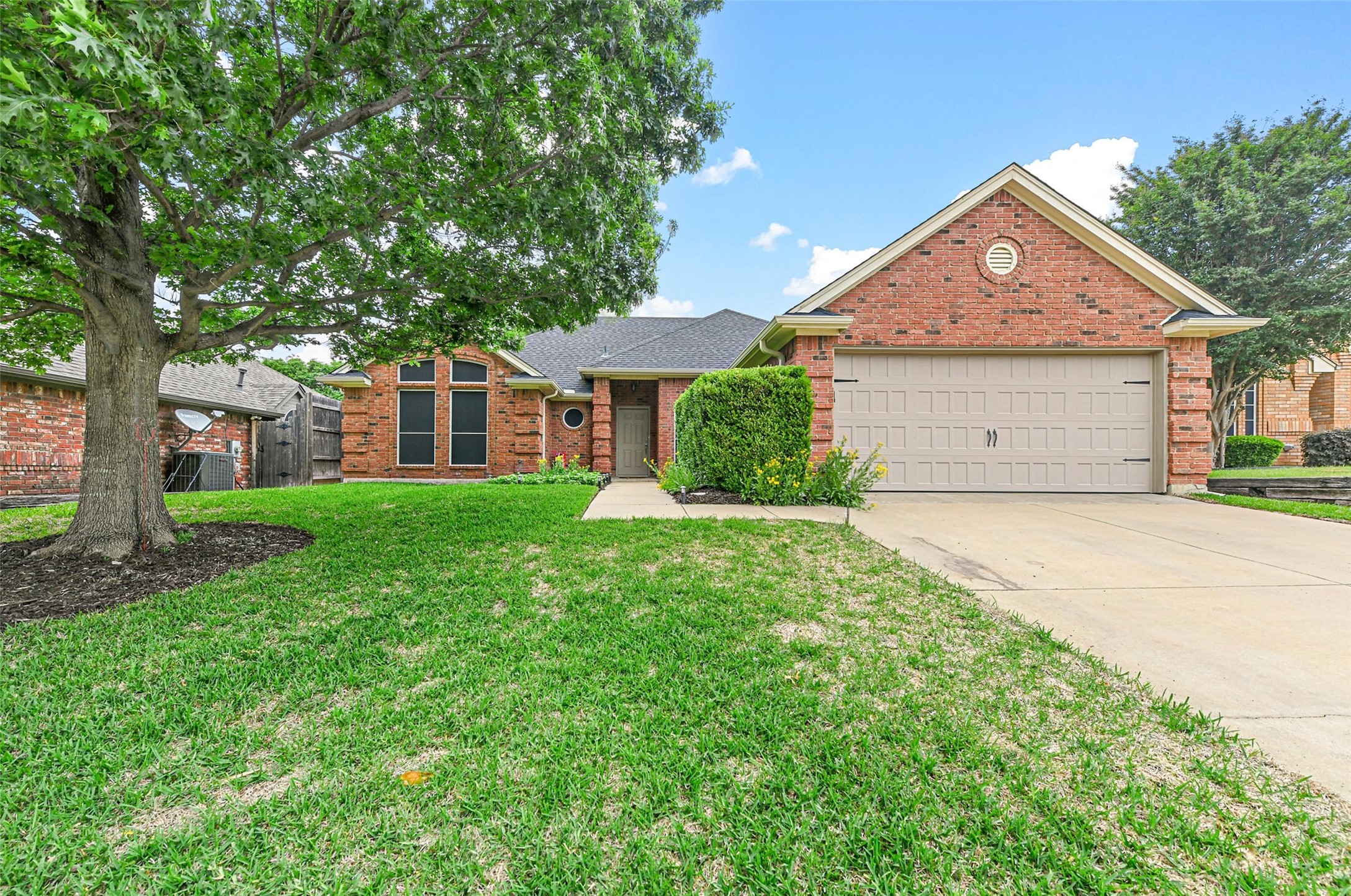 806 W Lonesome Dove Trail Arlington TX 76001
