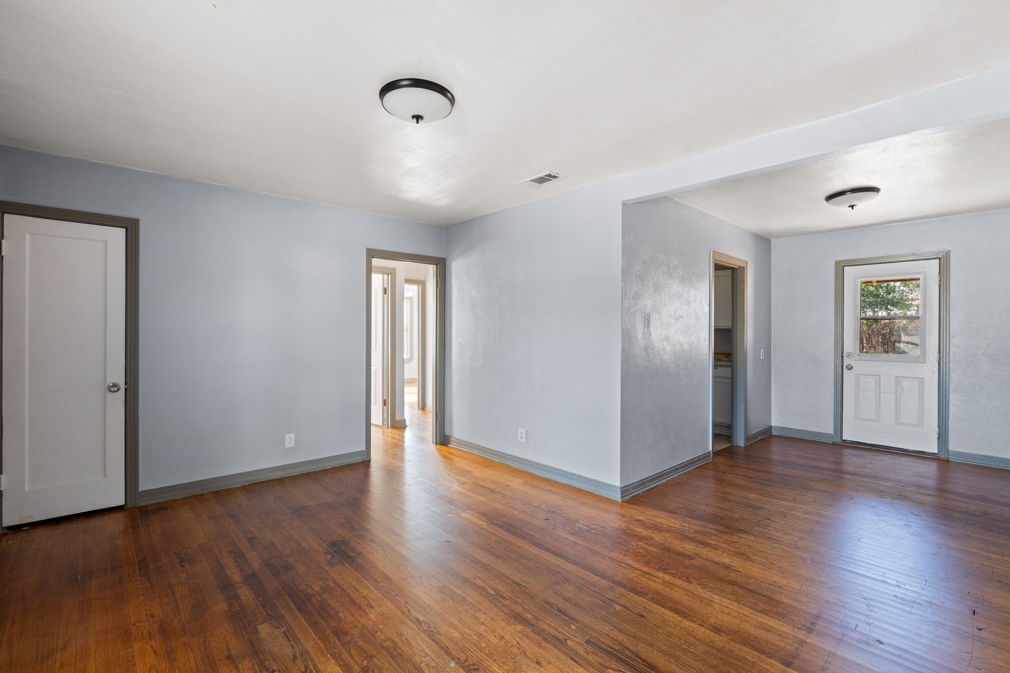 2725 Bowling Green Avenue Dallas TX 75216