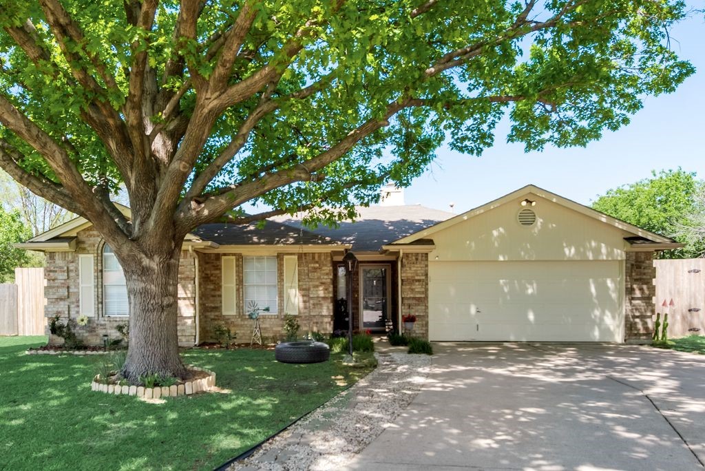 836 Glenwick Court Burleson TX 76028