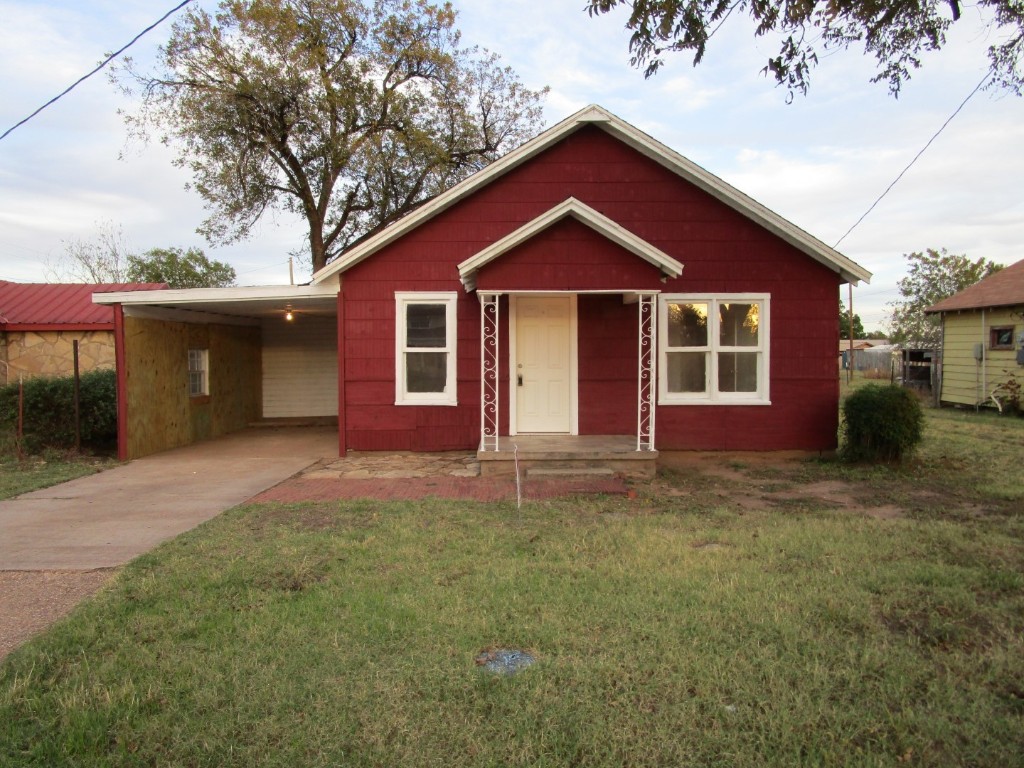 220 S 9th Avenue Munday TX 76371