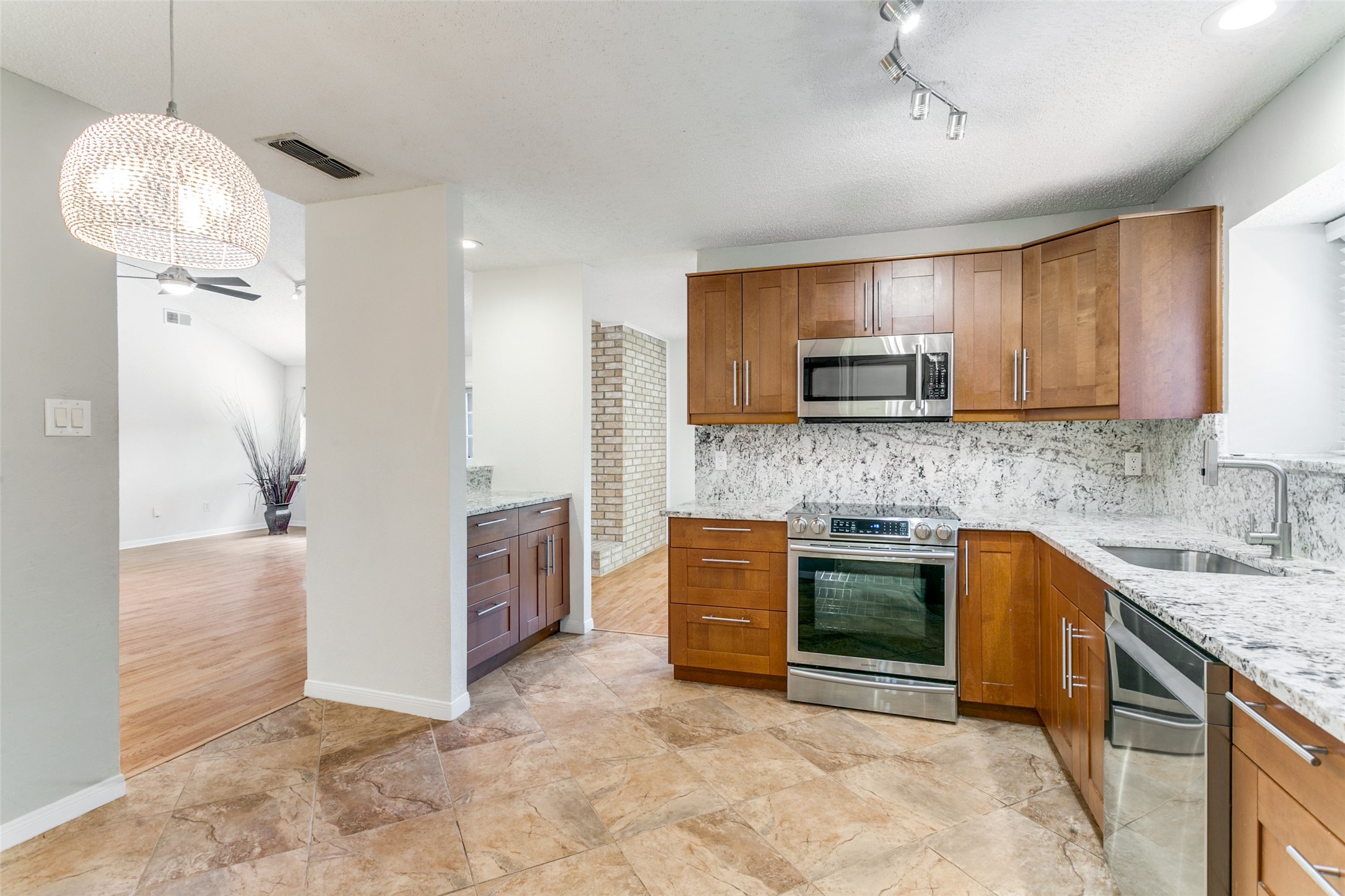 200 Lark Lane Euless TX 76039