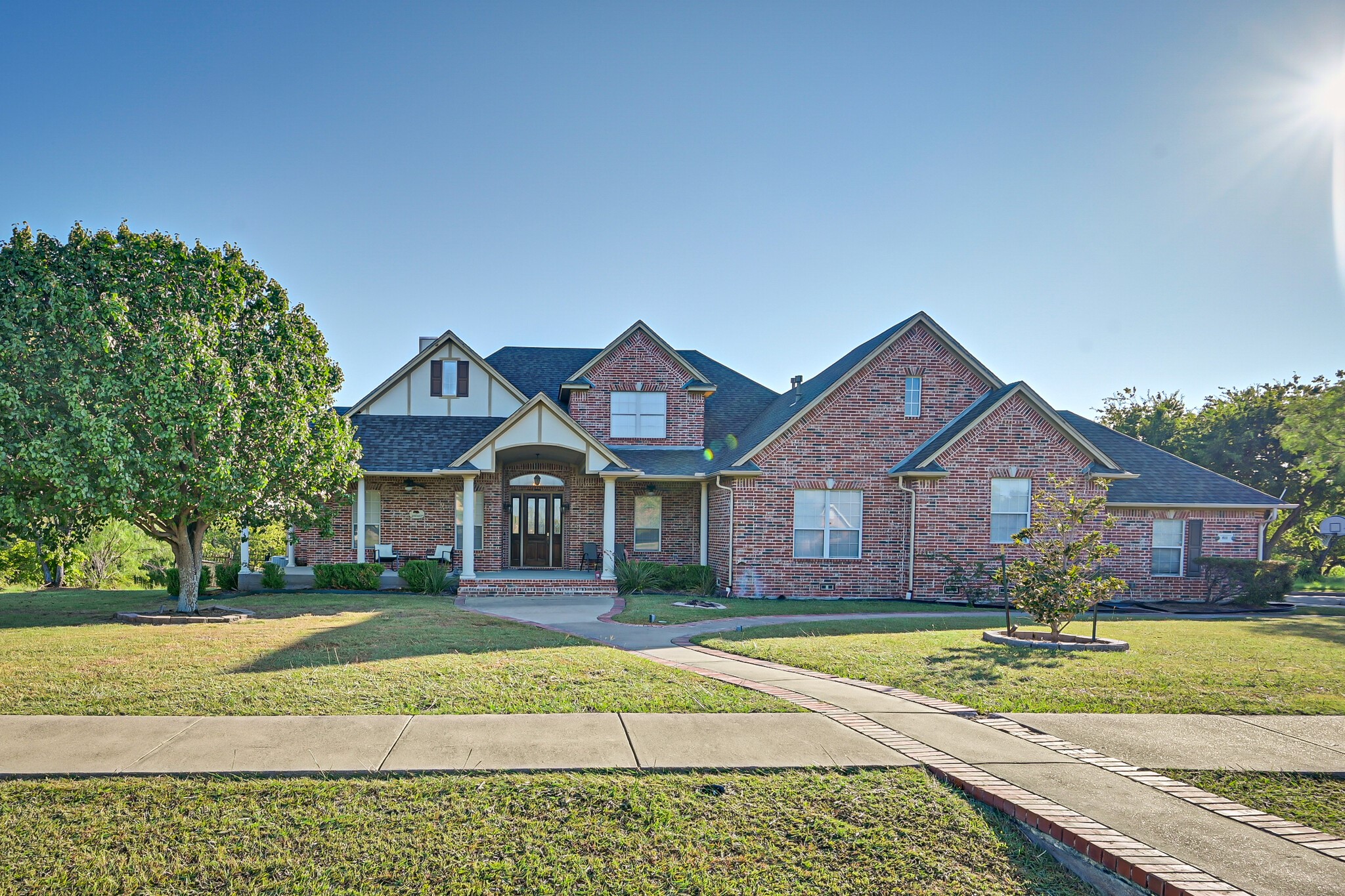811 Mallard Pointe Drive Grand Prairie TX 75104