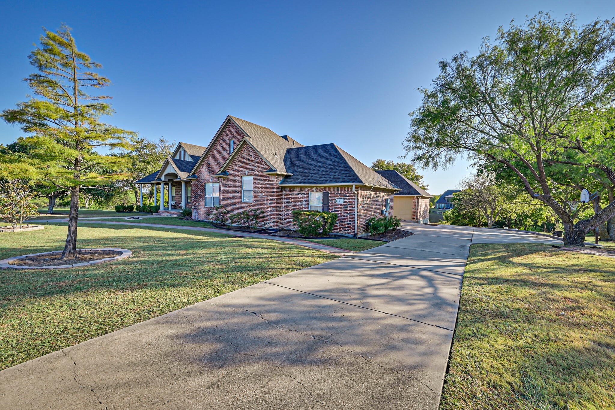 811 Mallard Pointe Drive Grand Prairie TX 75104