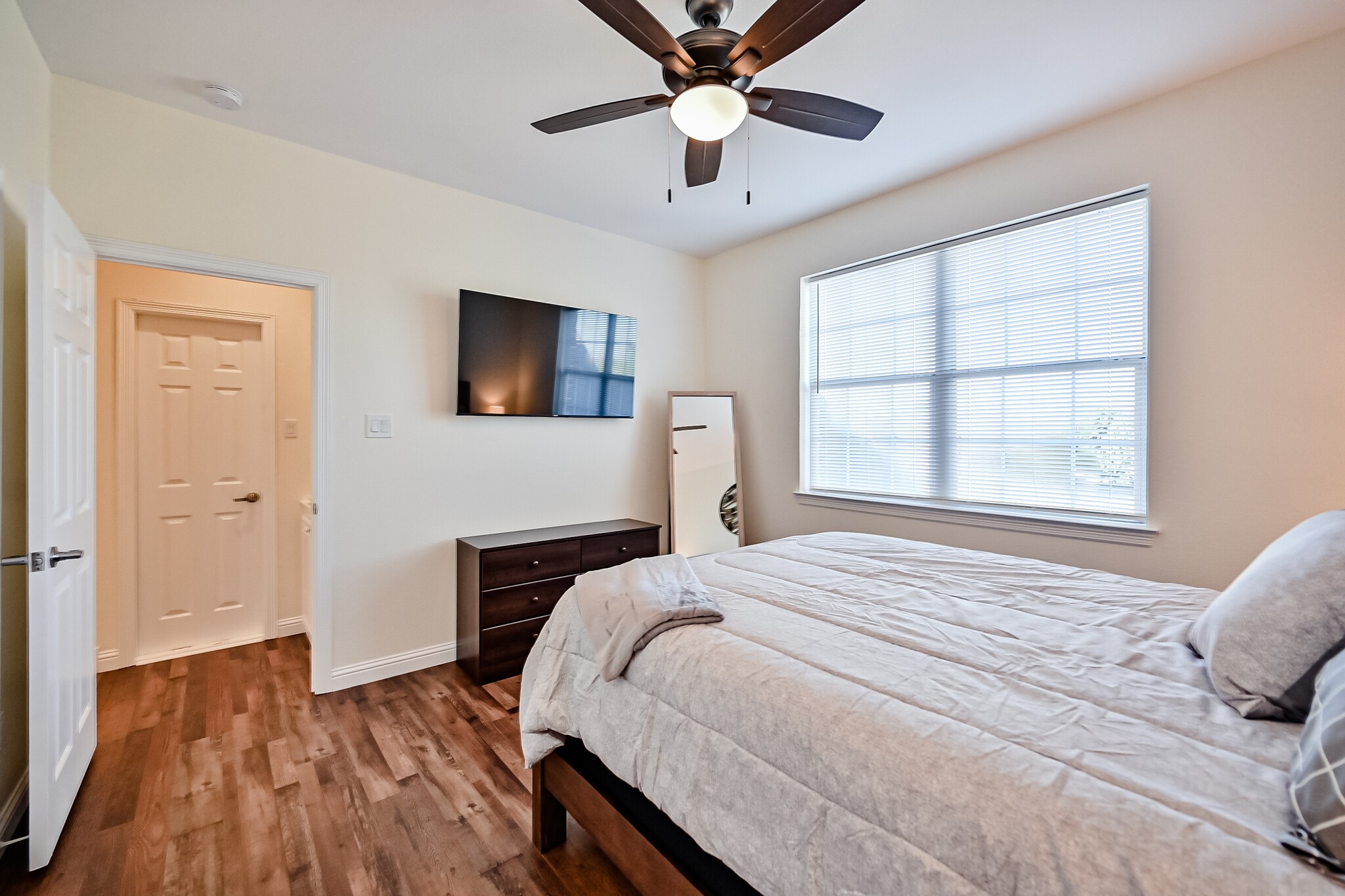 811 Mallard Pointe Drive Grand Prairie TX 75104