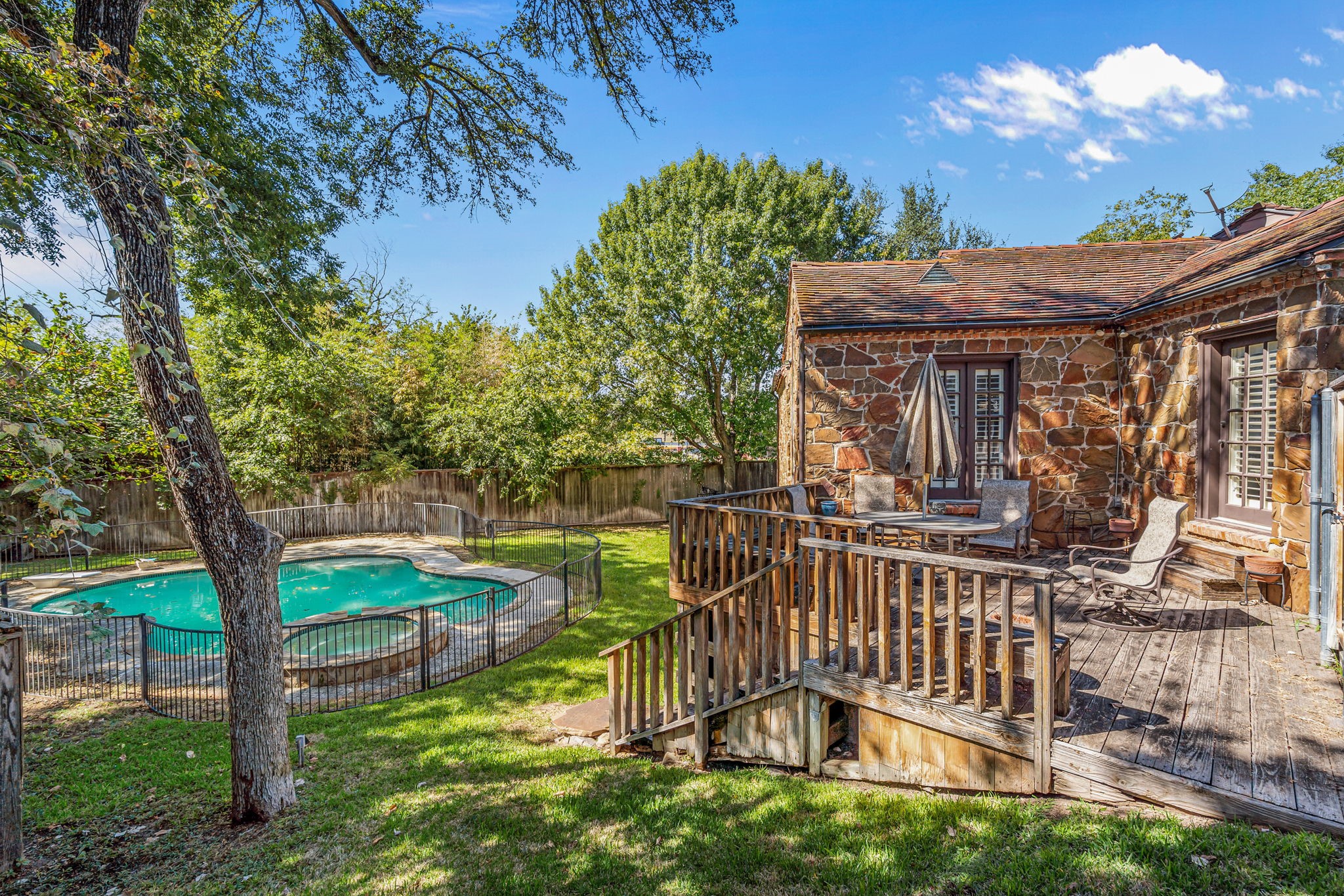 425 Crestwood Drive Fort Worth TX 76107