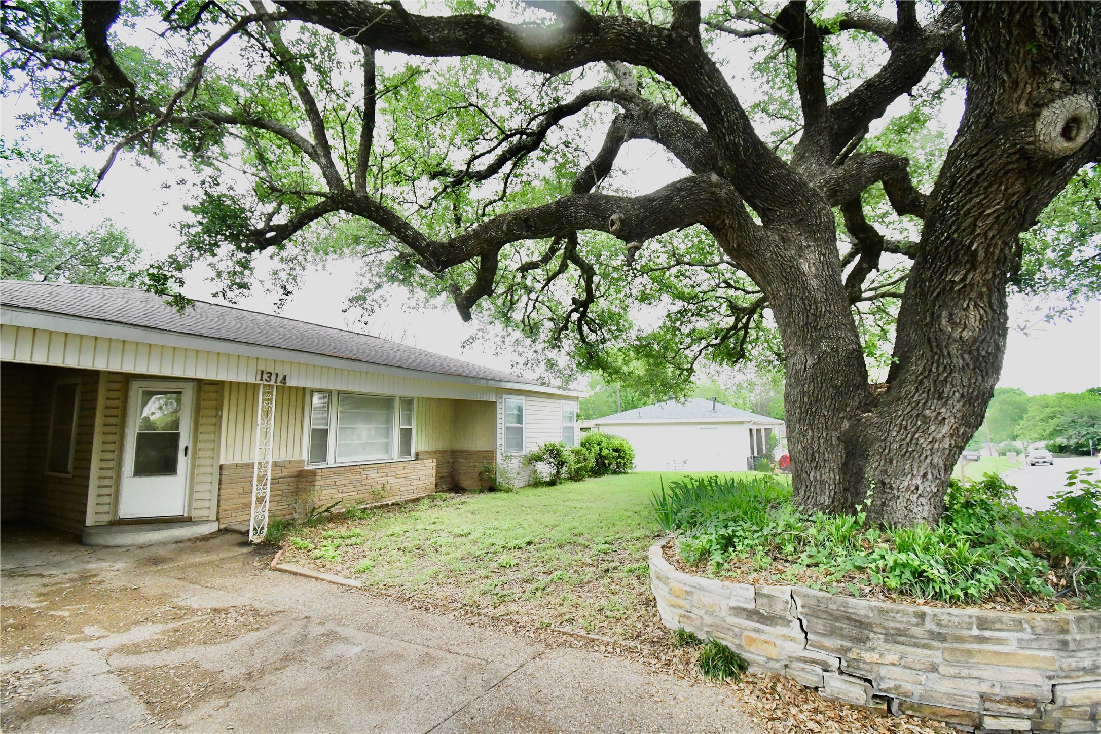 1314 W Water Street Weatherford TX 76086