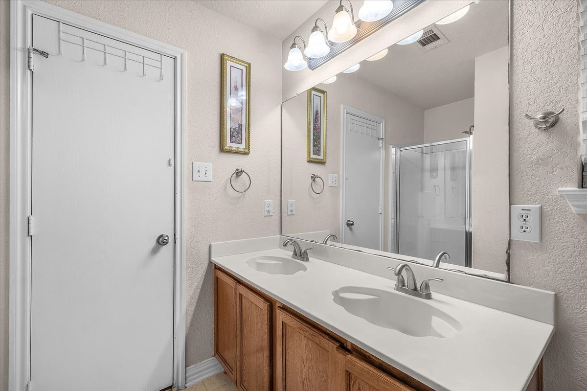 427 Cranbrook Lane Grand Prairie TX 75052
