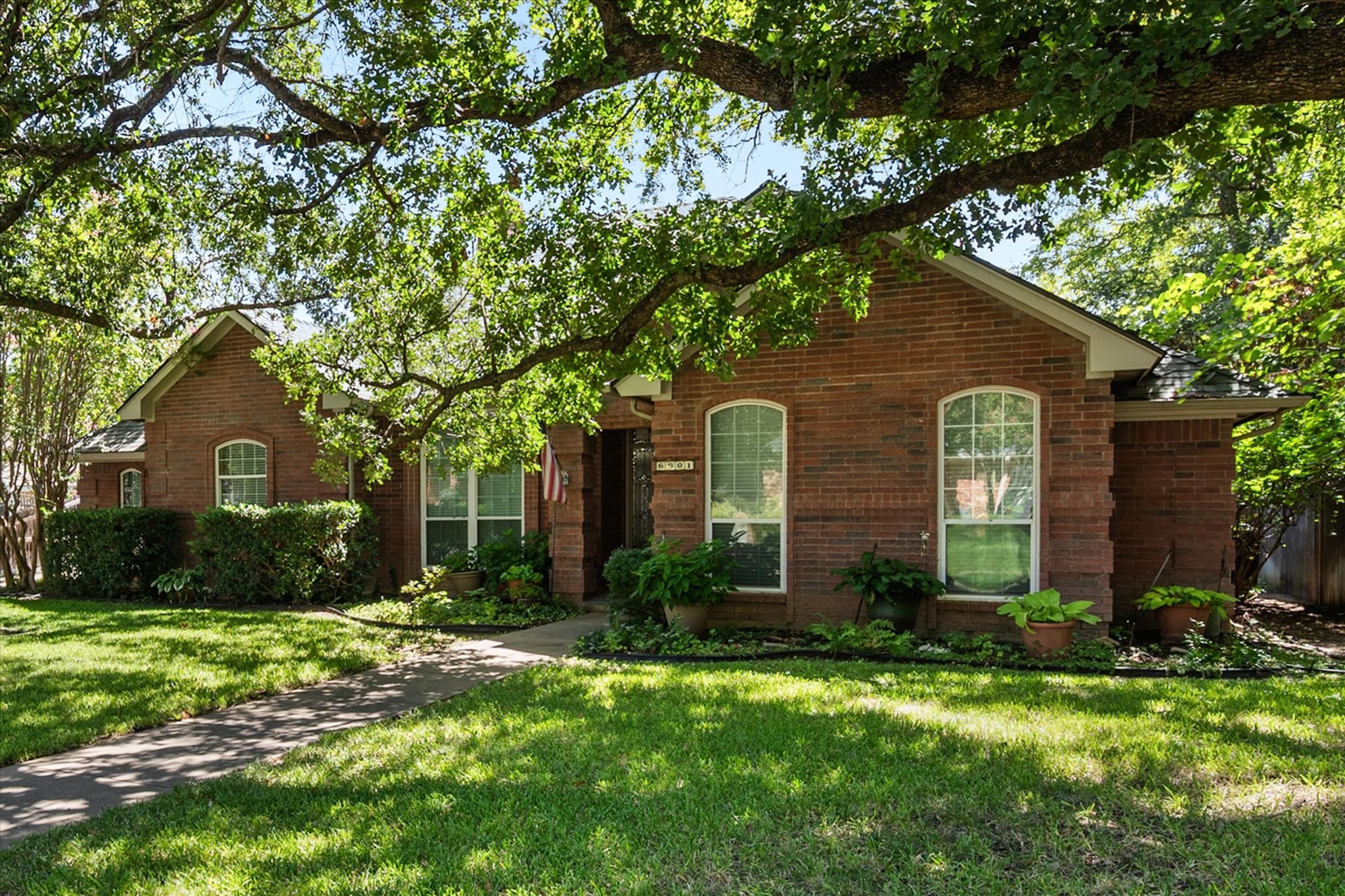 6901 Thornbird Lane Arlington TX 76001