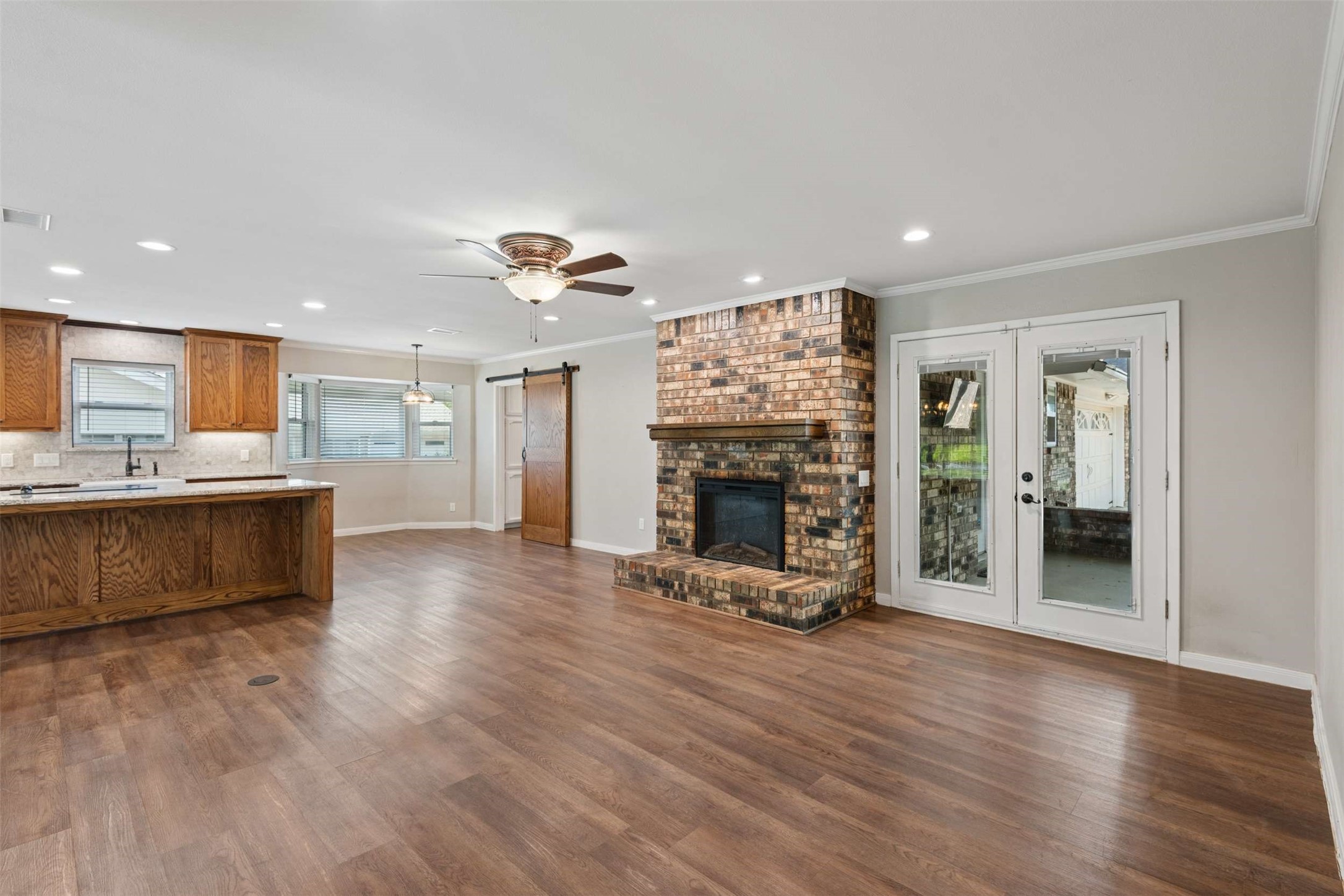 17 Lincolnshire Circle Bedford TX 76021