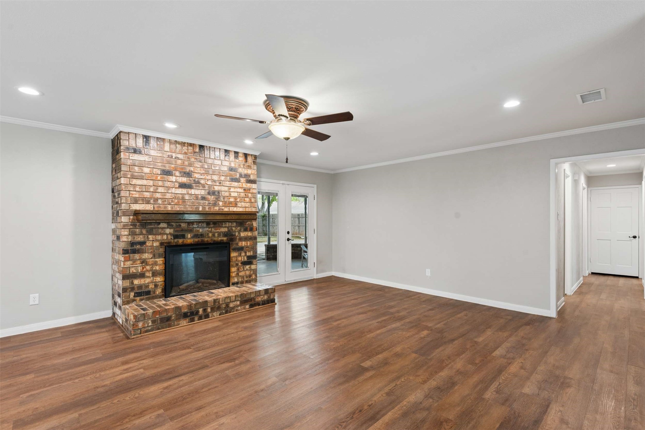 17 Lincolnshire Circle Bedford TX 76021