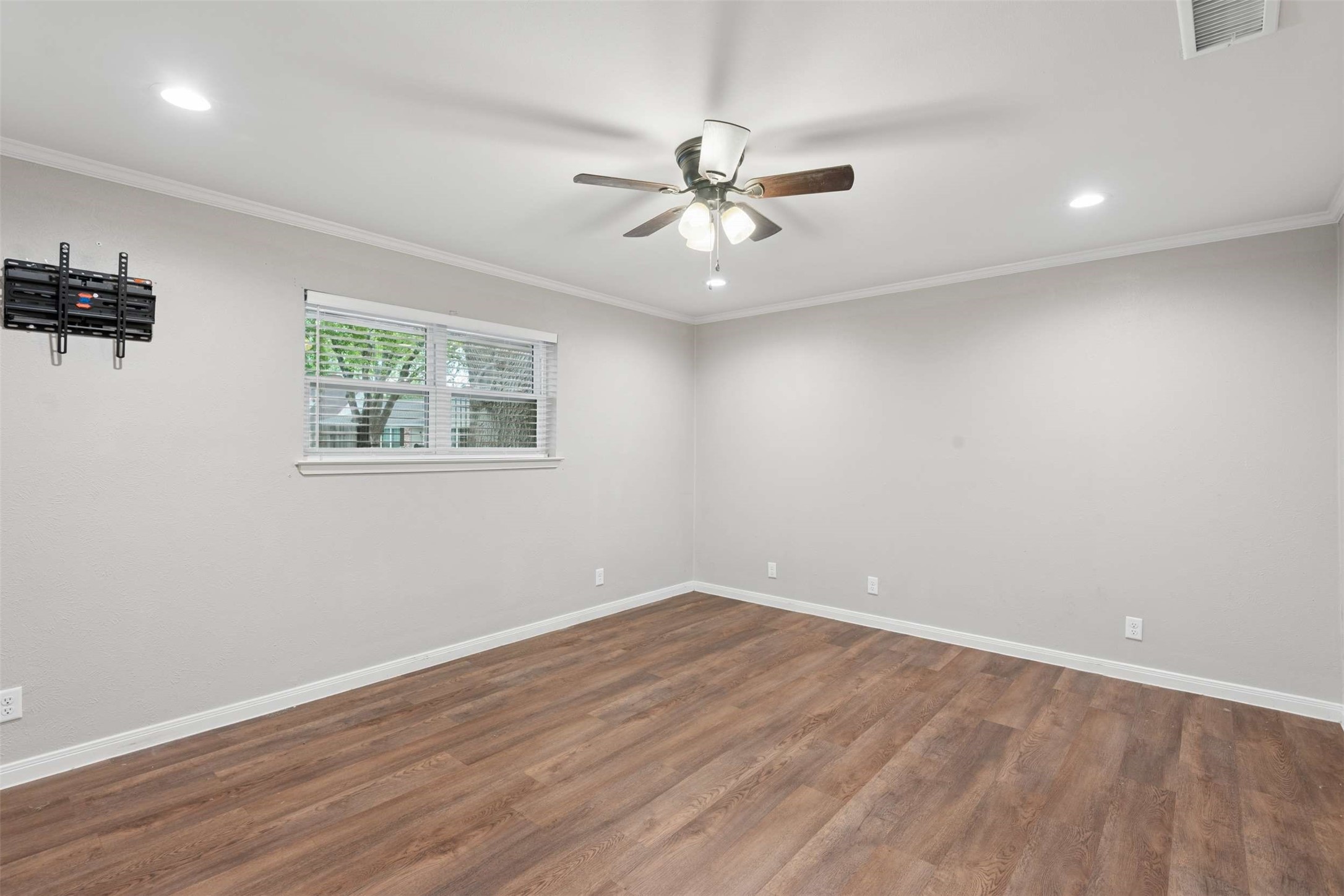 17 Lincolnshire Circle Bedford TX 76021