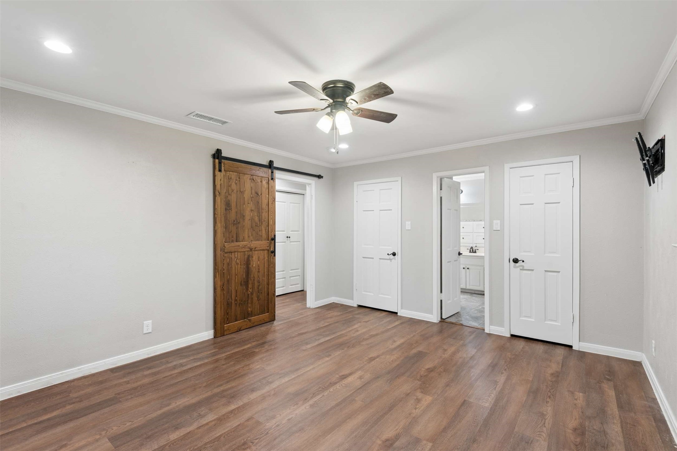 17 Lincolnshire Circle Bedford TX 76021
