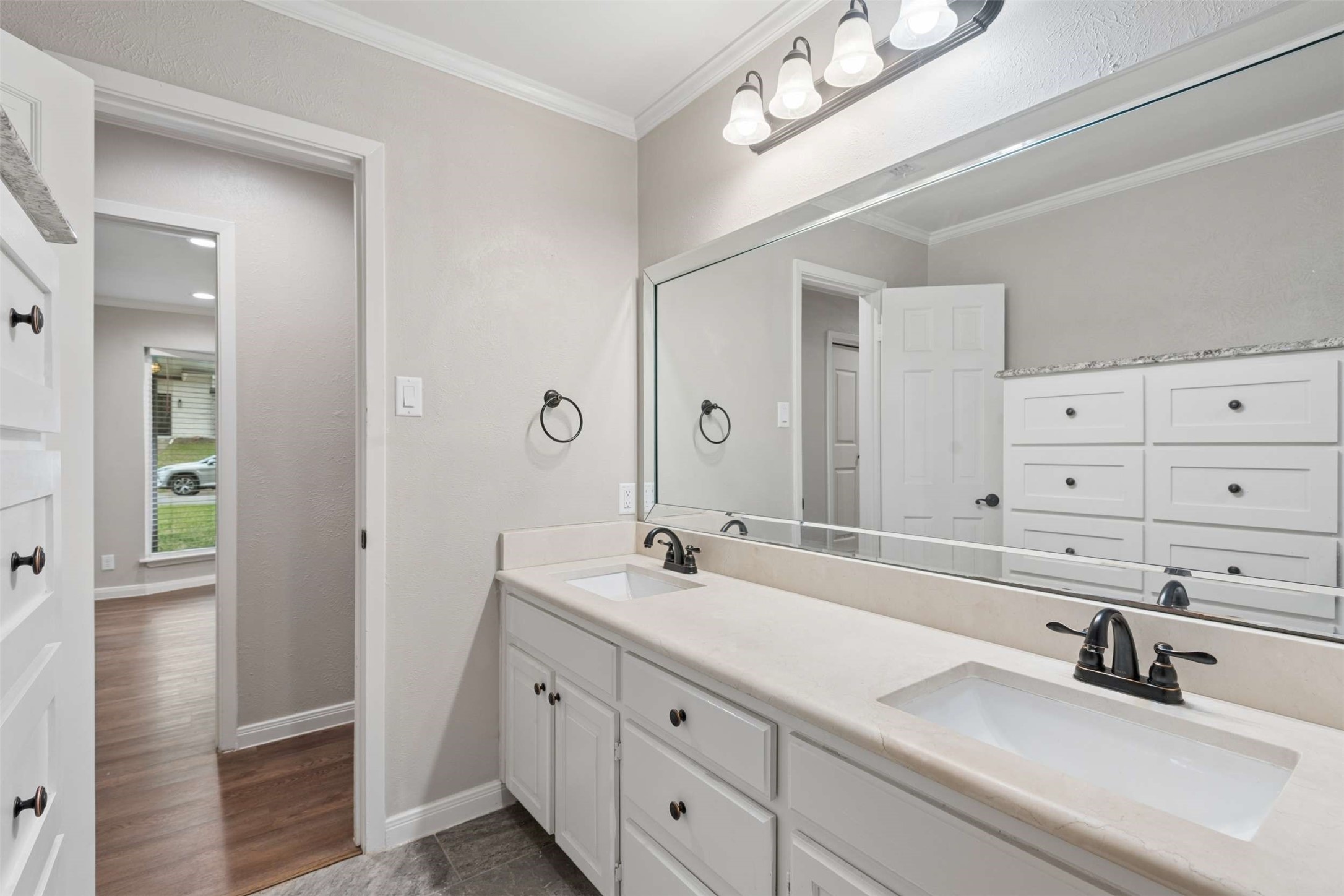 17 Lincolnshire Circle Bedford TX 76021