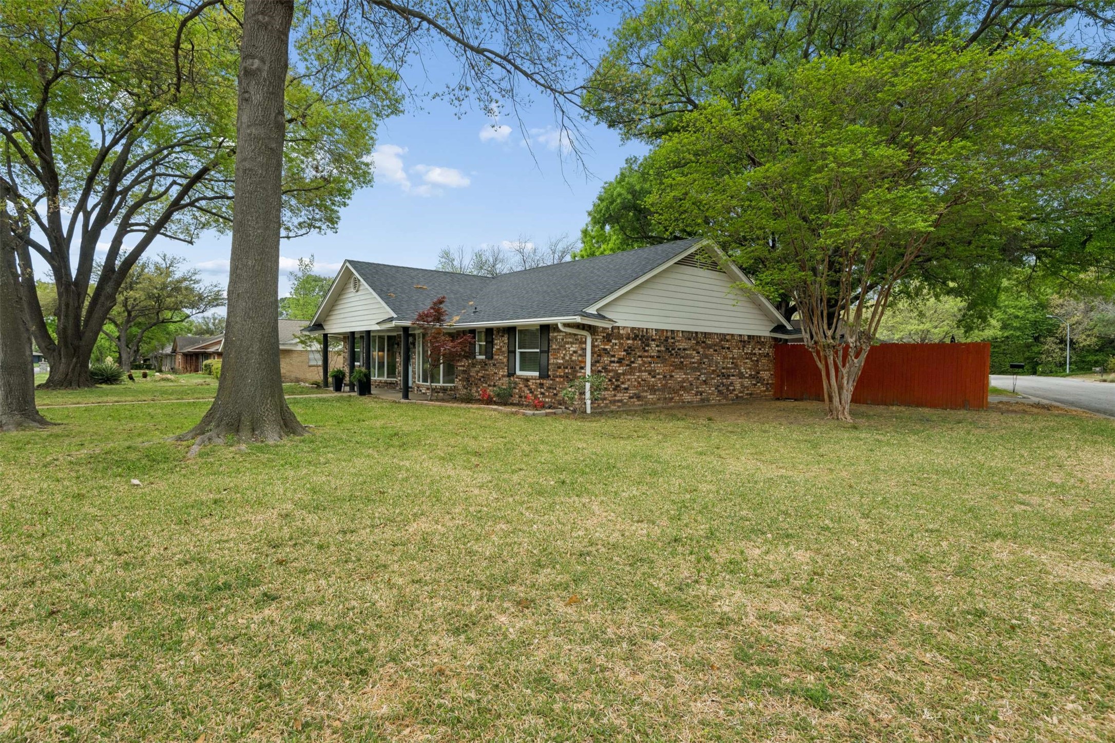 17 Lincolnshire Circle Bedford TX 76021