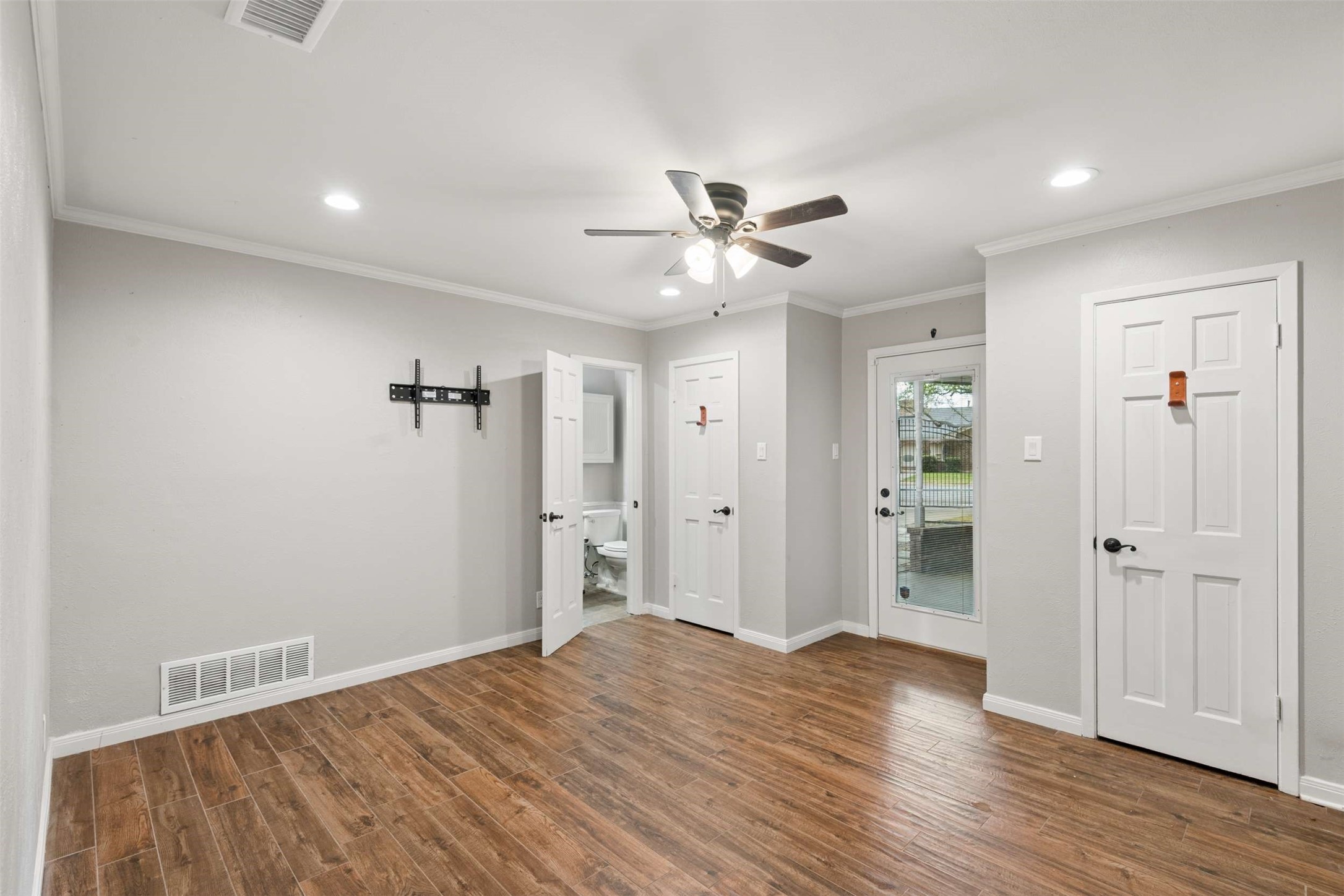 17 Lincolnshire Circle Bedford TX 76021