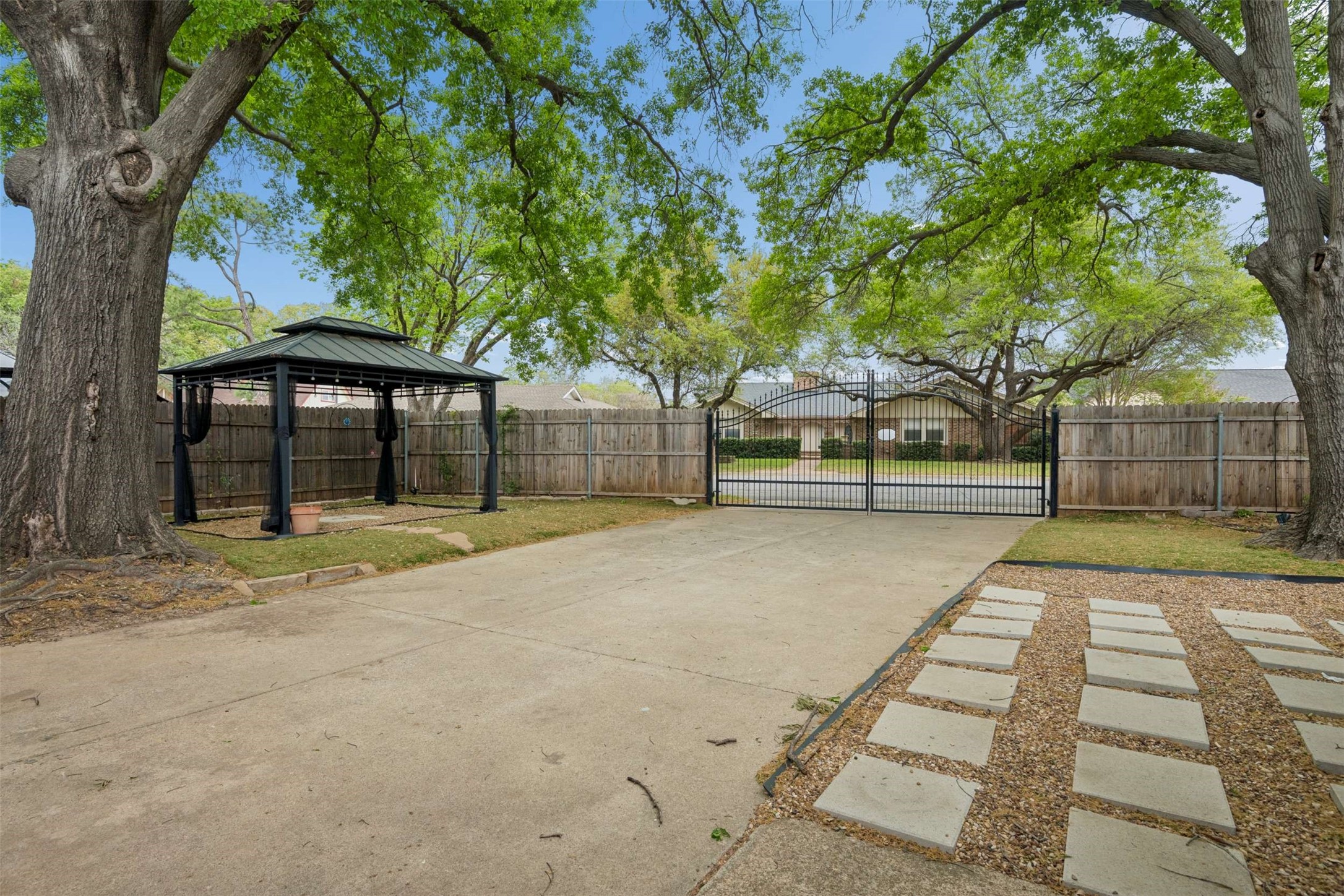 17 Lincolnshire Circle Bedford TX 76021