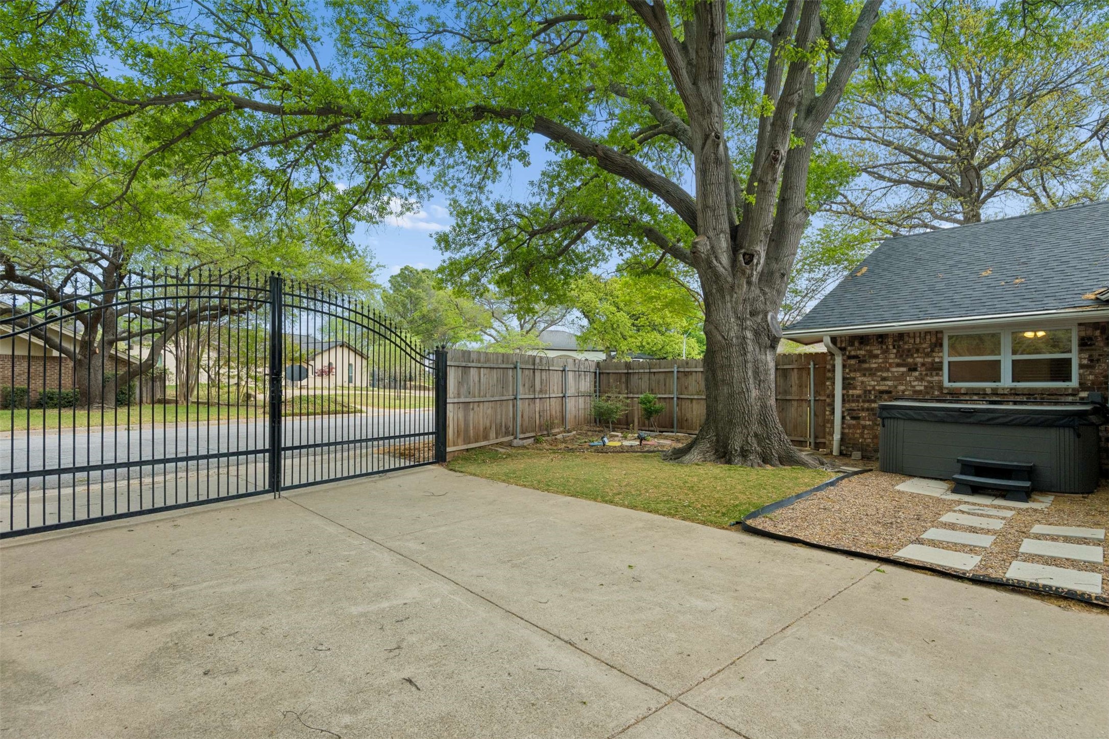 17 Lincolnshire Circle Bedford TX 76021