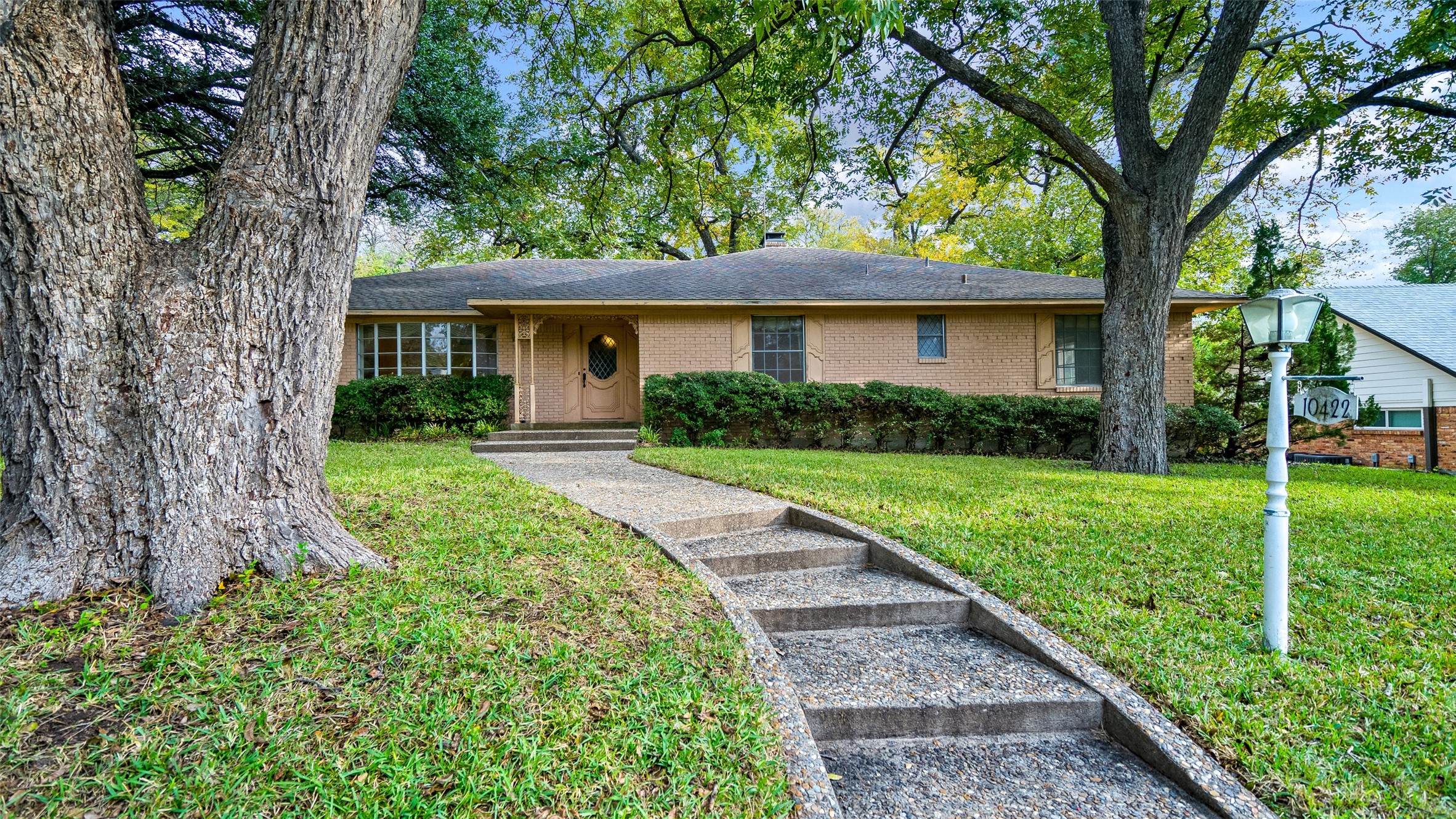 10422 Vinemont Street Dallas TX 75218