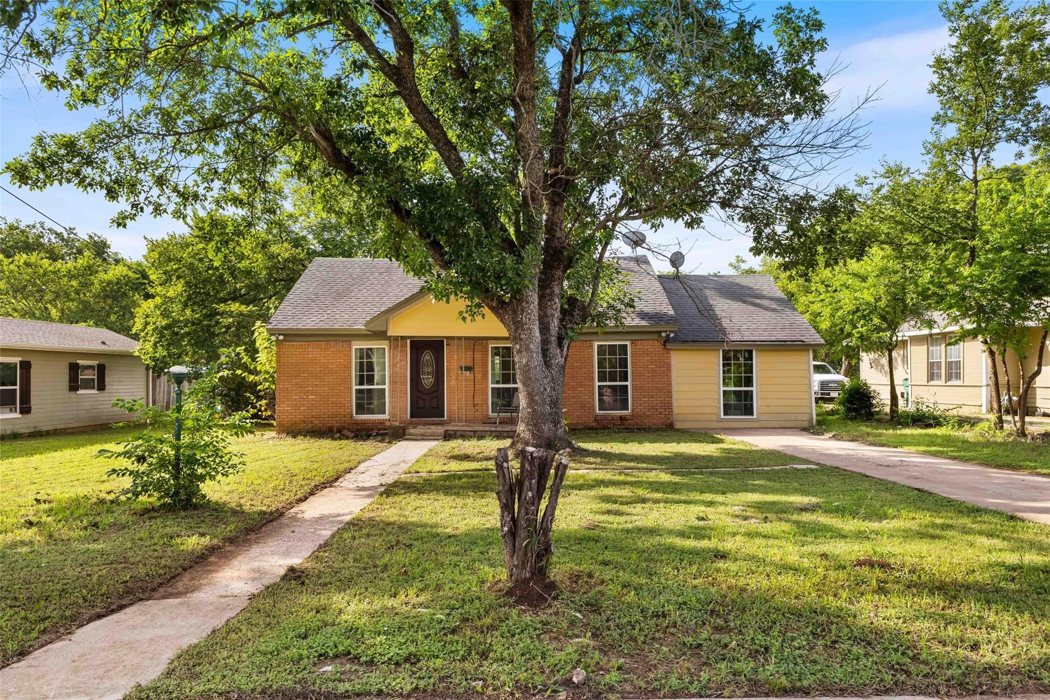 1126 W 7th Street Mcgregor TX 76657