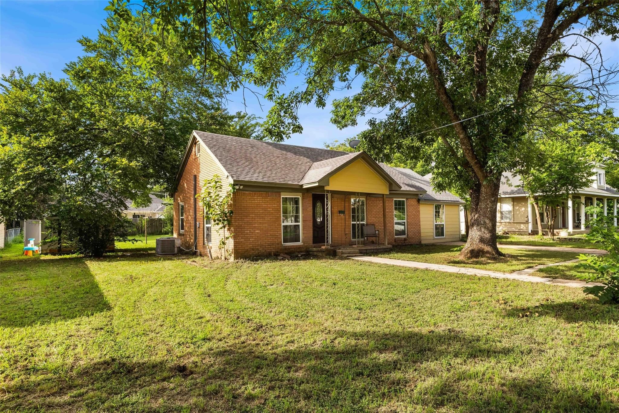 1126 W 7th Street Mcgregor TX 76657