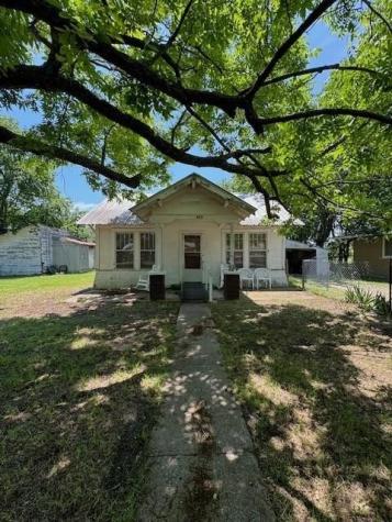 409 E College Street Leonard TX 75452