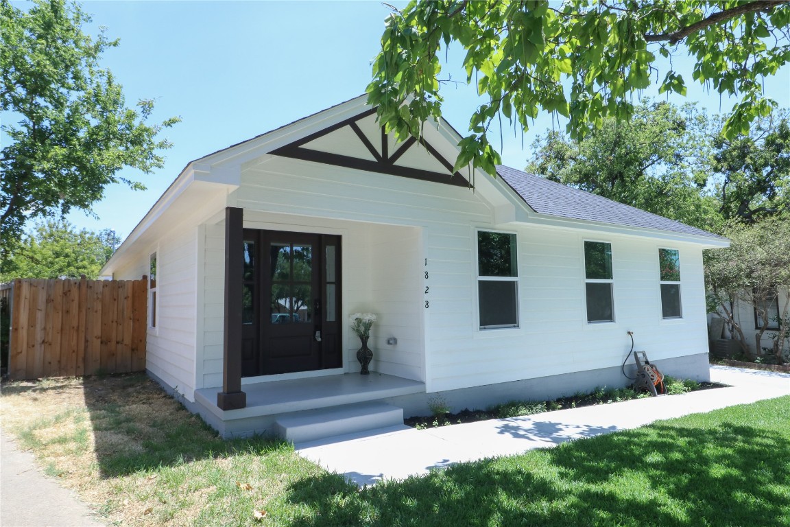 1828 Montrose Drive River Oaks TX 76114