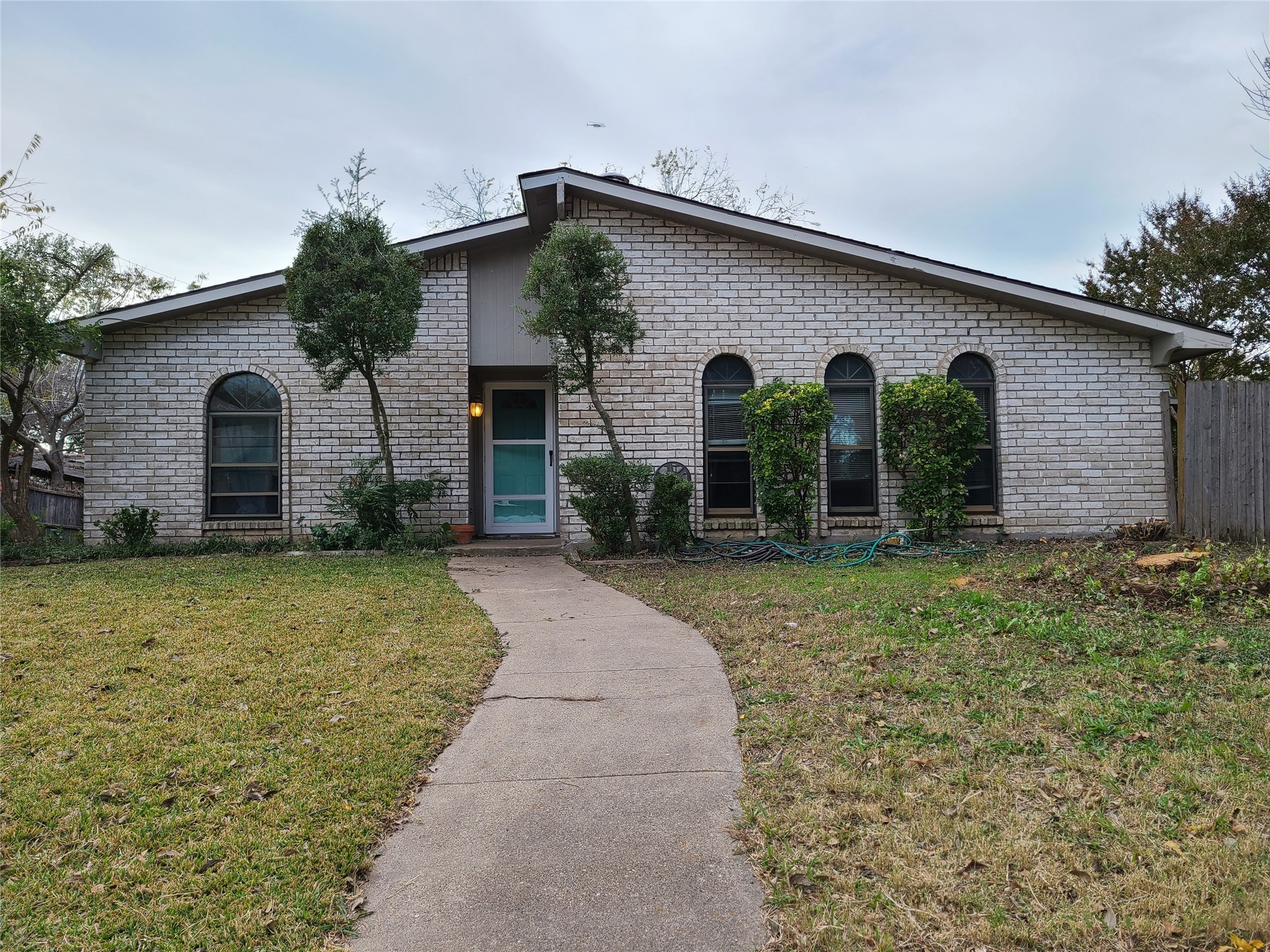 733 Woodlawn Lane Grand Prairie TX 75052