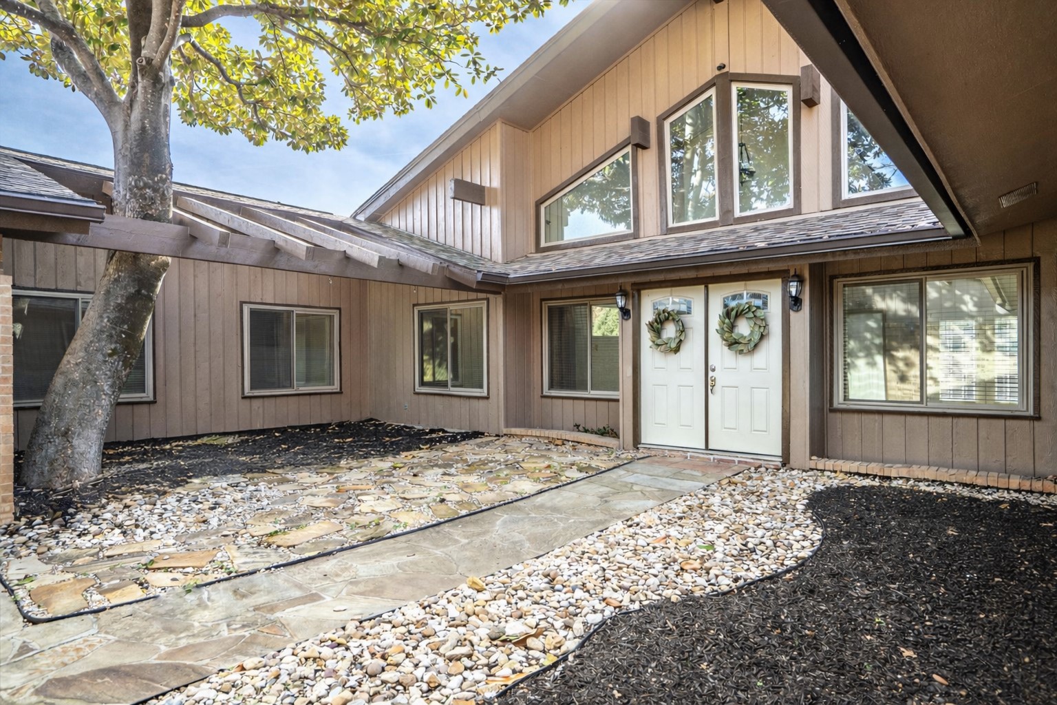 2102 Stonehill Court Arlington TX 76012