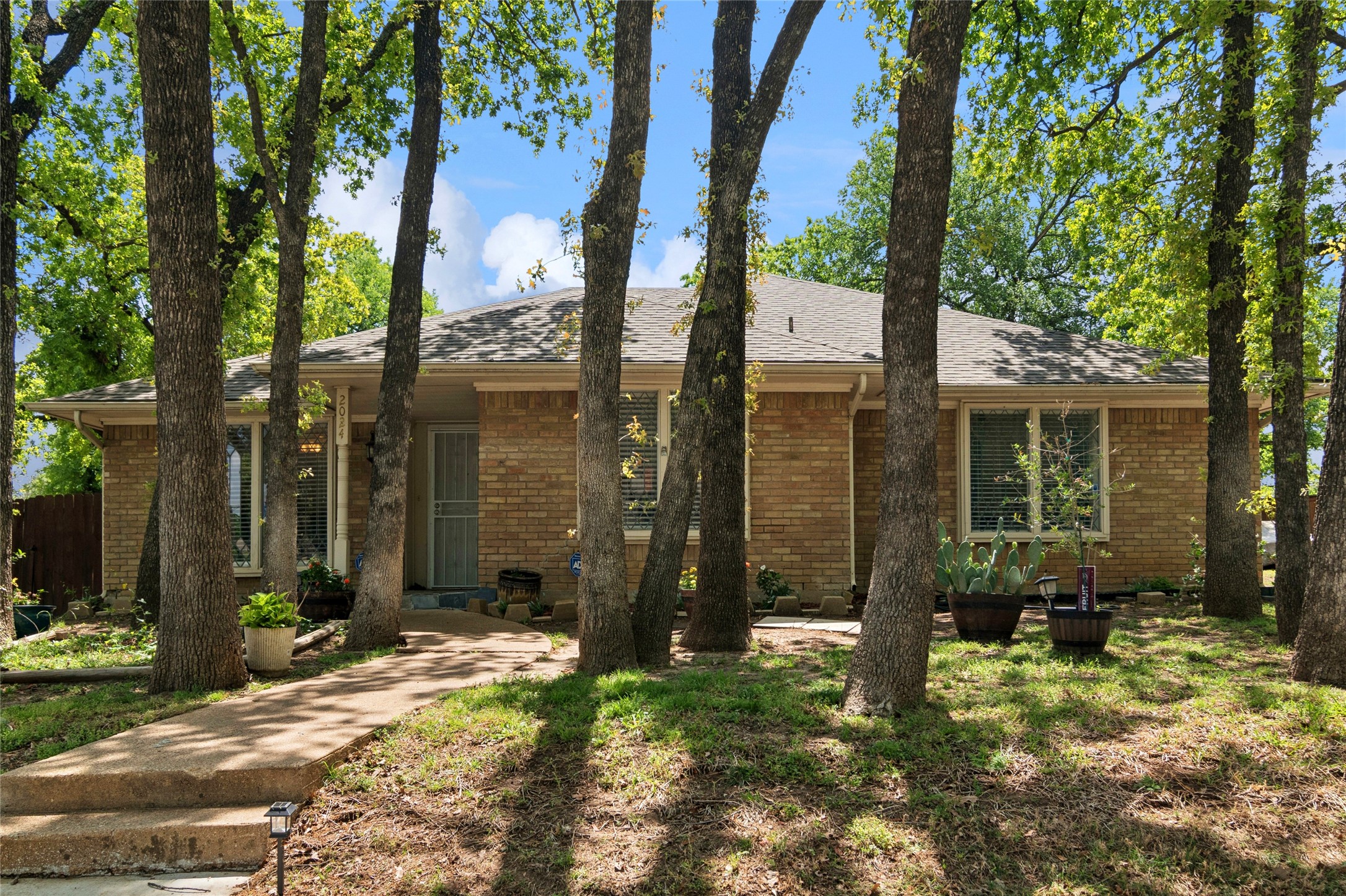 2024 Crooked Creek Lane Arlington TX 76006