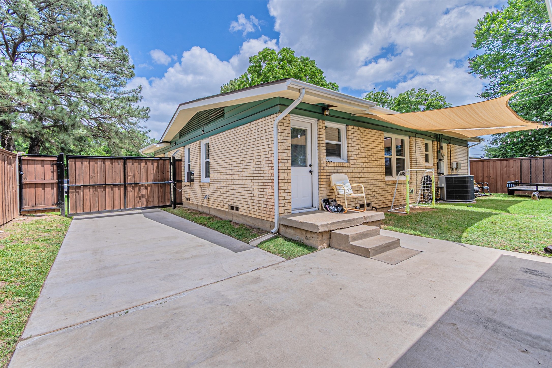 120 E Scotland Drive Irving TX 75062