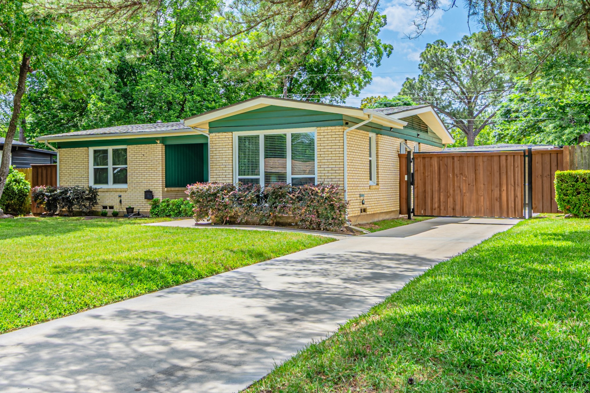 120 E Scotland Drive Irving TX 75062