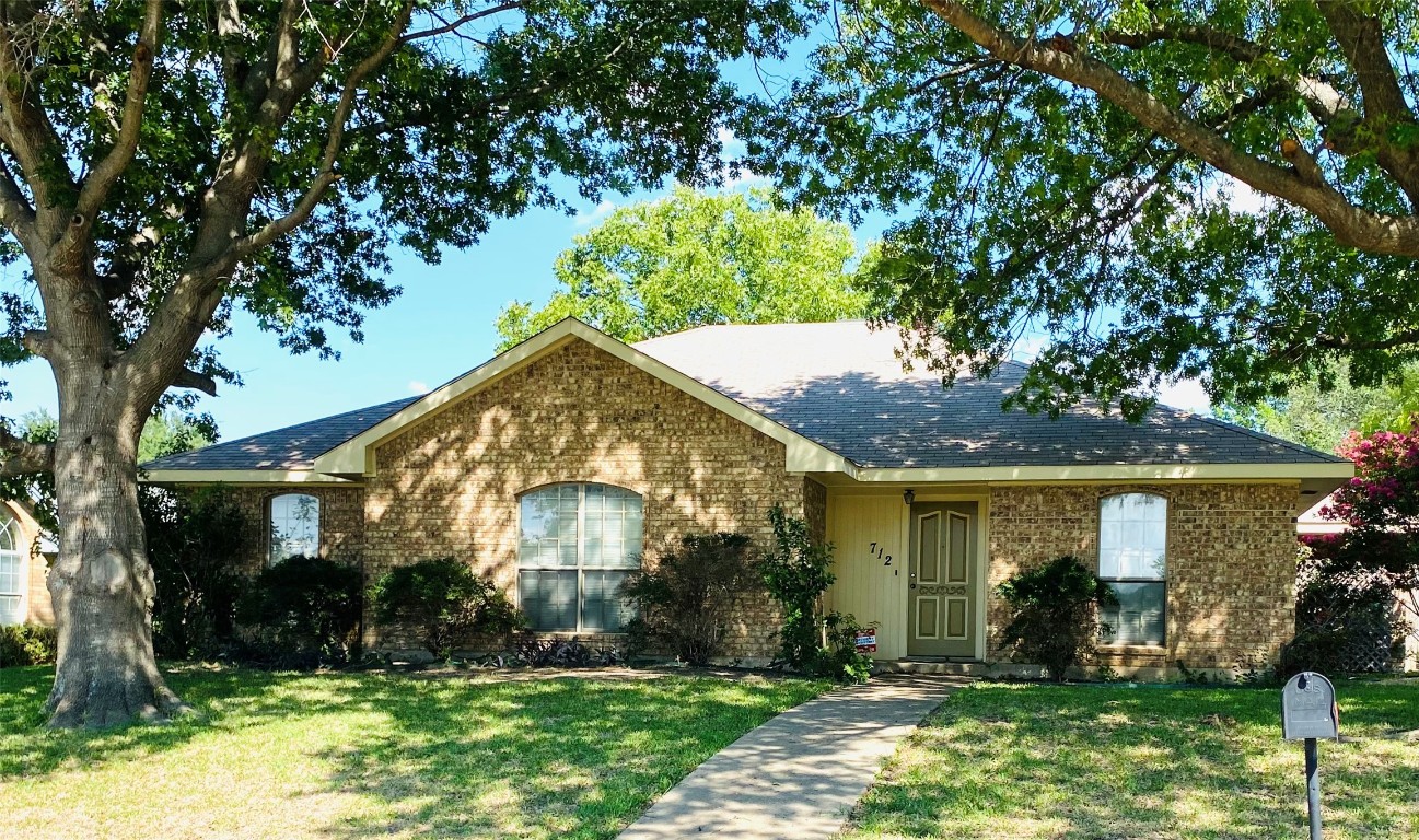 712 Andalusia Trail Desoto TX 75115