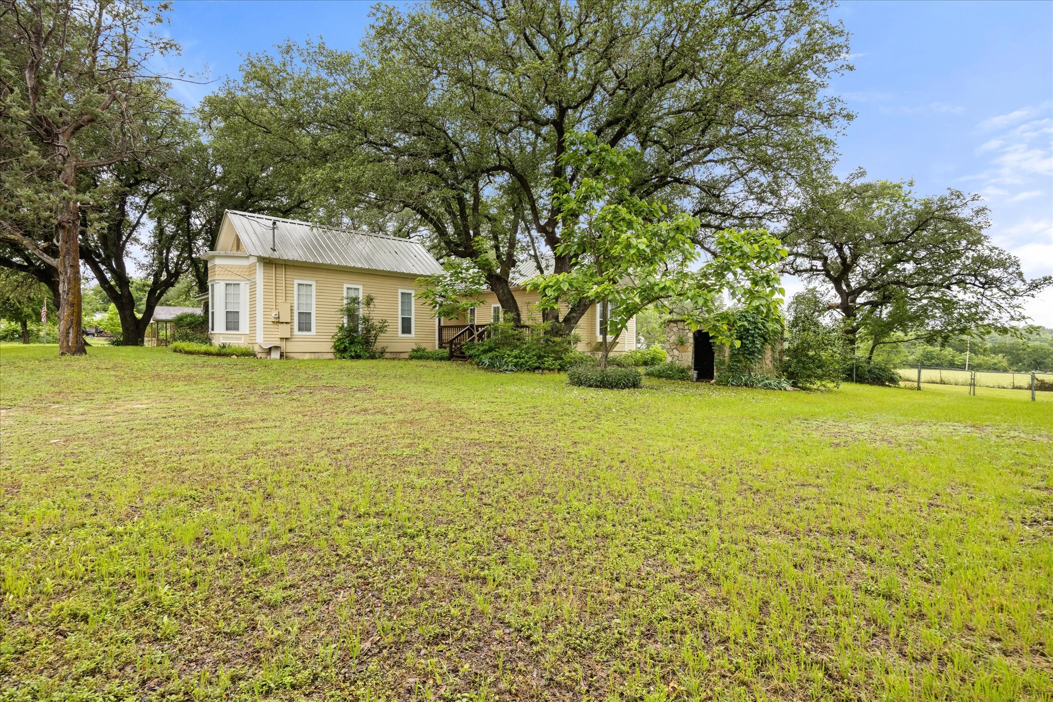 303 E Mclain Iredell TX 76649