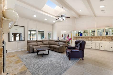 6818 Southpoint Drive Dallas TX 75248