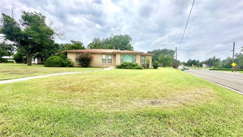 1611 Live Oak Street Goldthwaite TX 76844