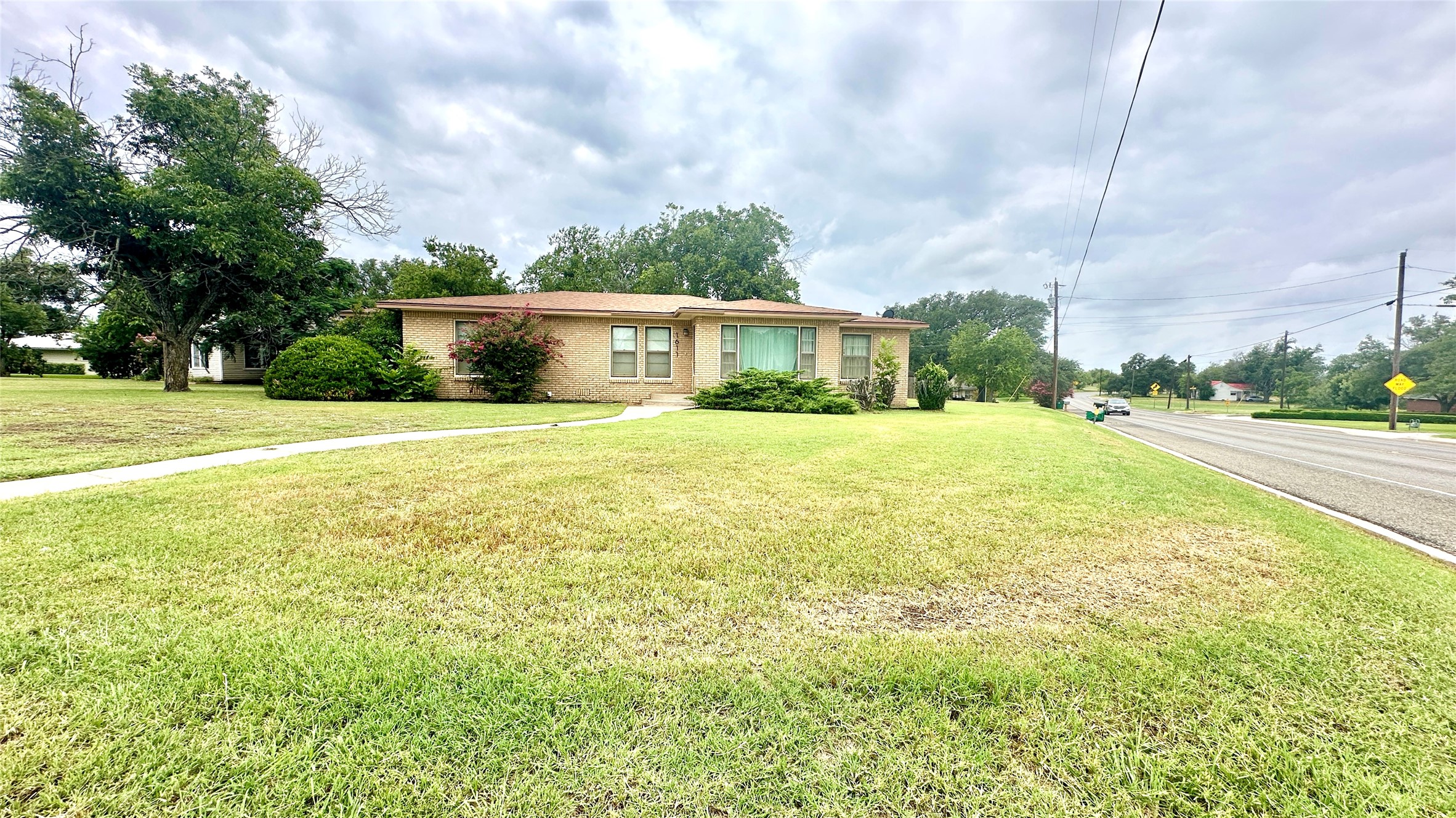 1611 Live Oak Street Goldthwaite TX 76844