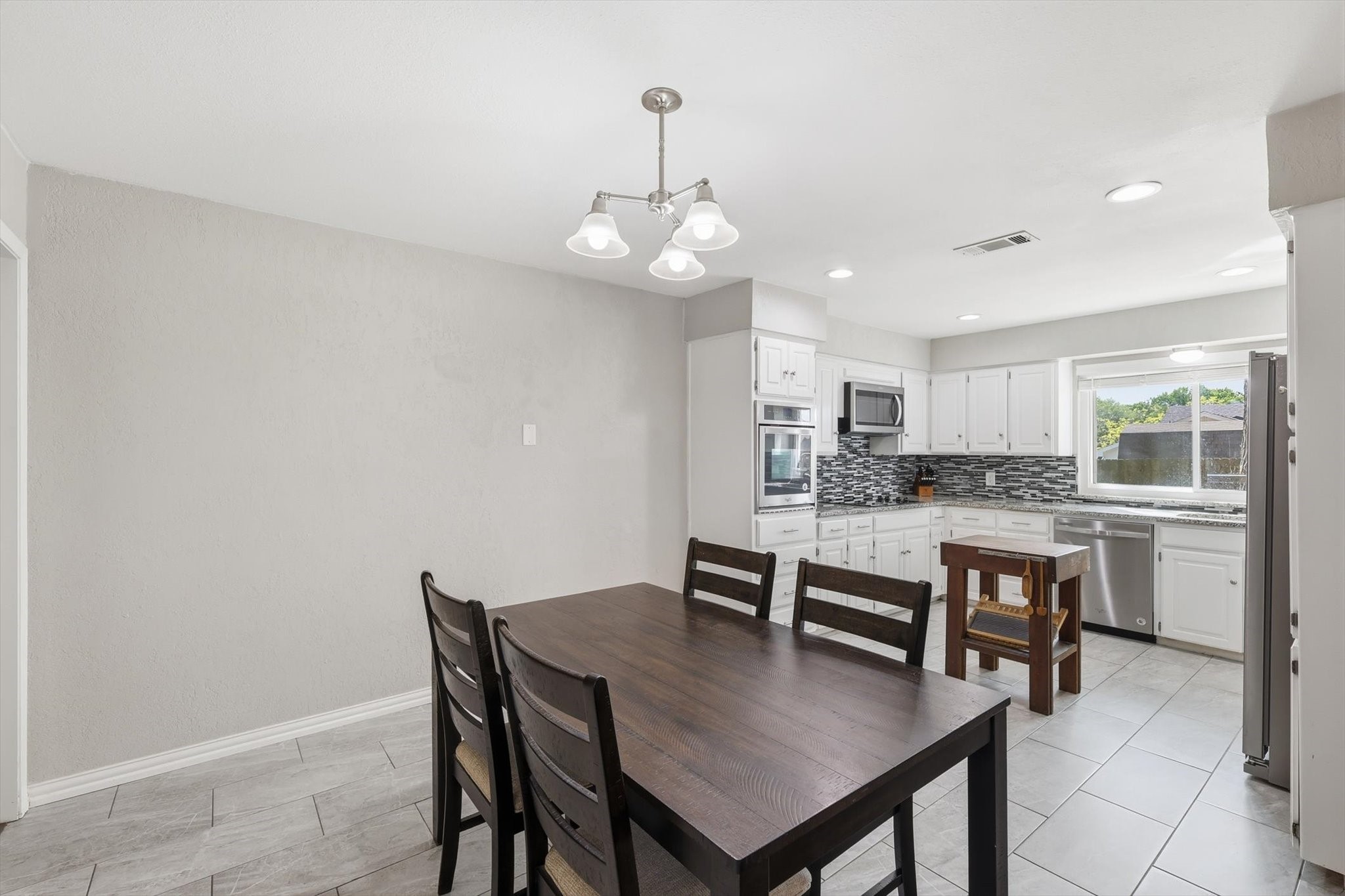 2413 Meadow View Bedford TX 76021