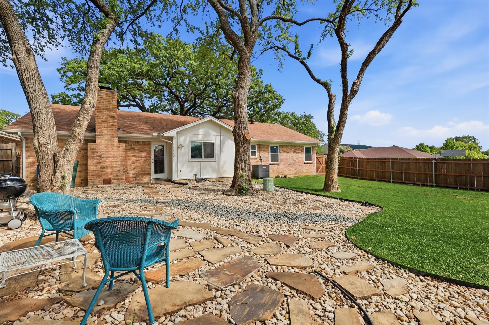 2413 Meadow View Bedford TX 76021