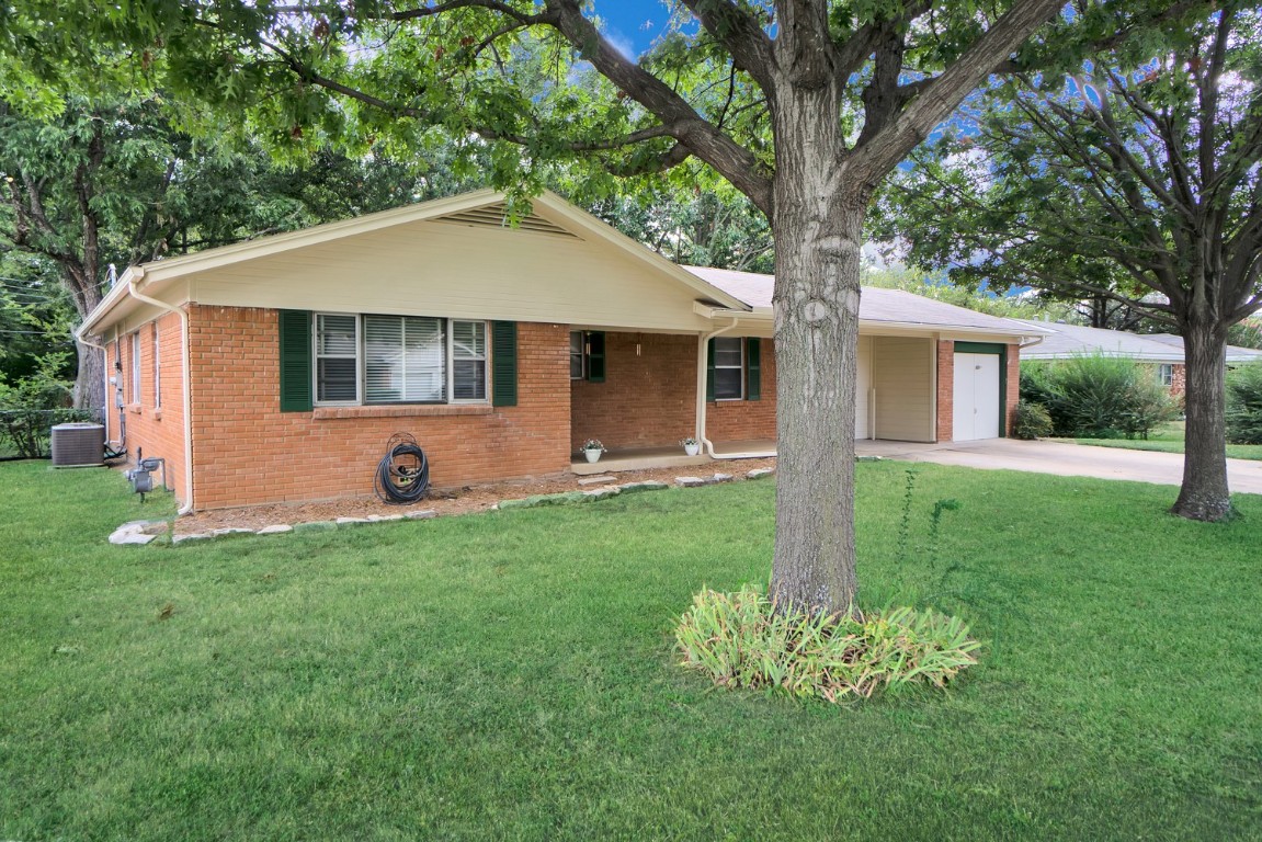 1221 Bradford Drive Hurst TX 76053