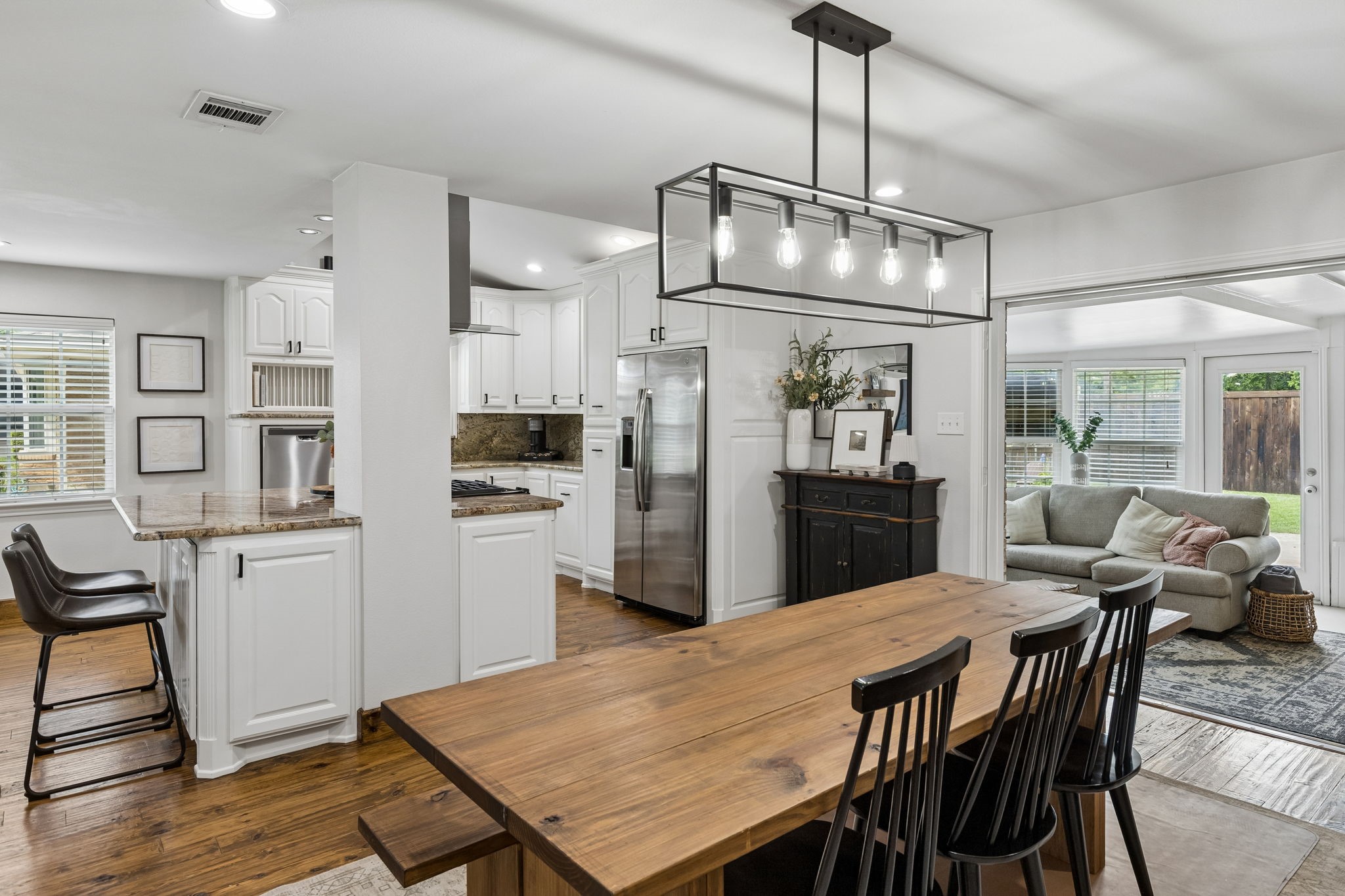 10677 Larchfield Lane Dallas TX 75238