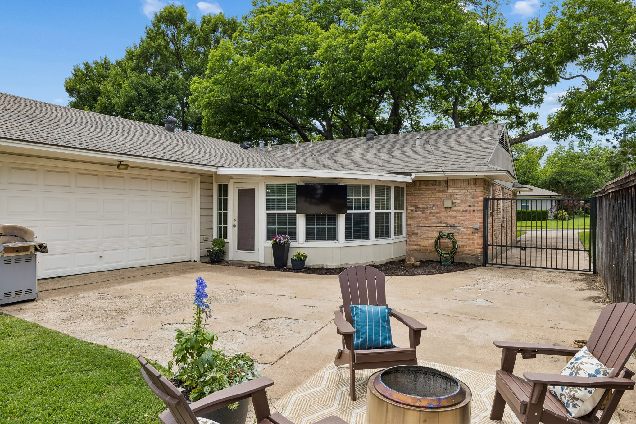 10677 Larchfield Lane Dallas TX 75238