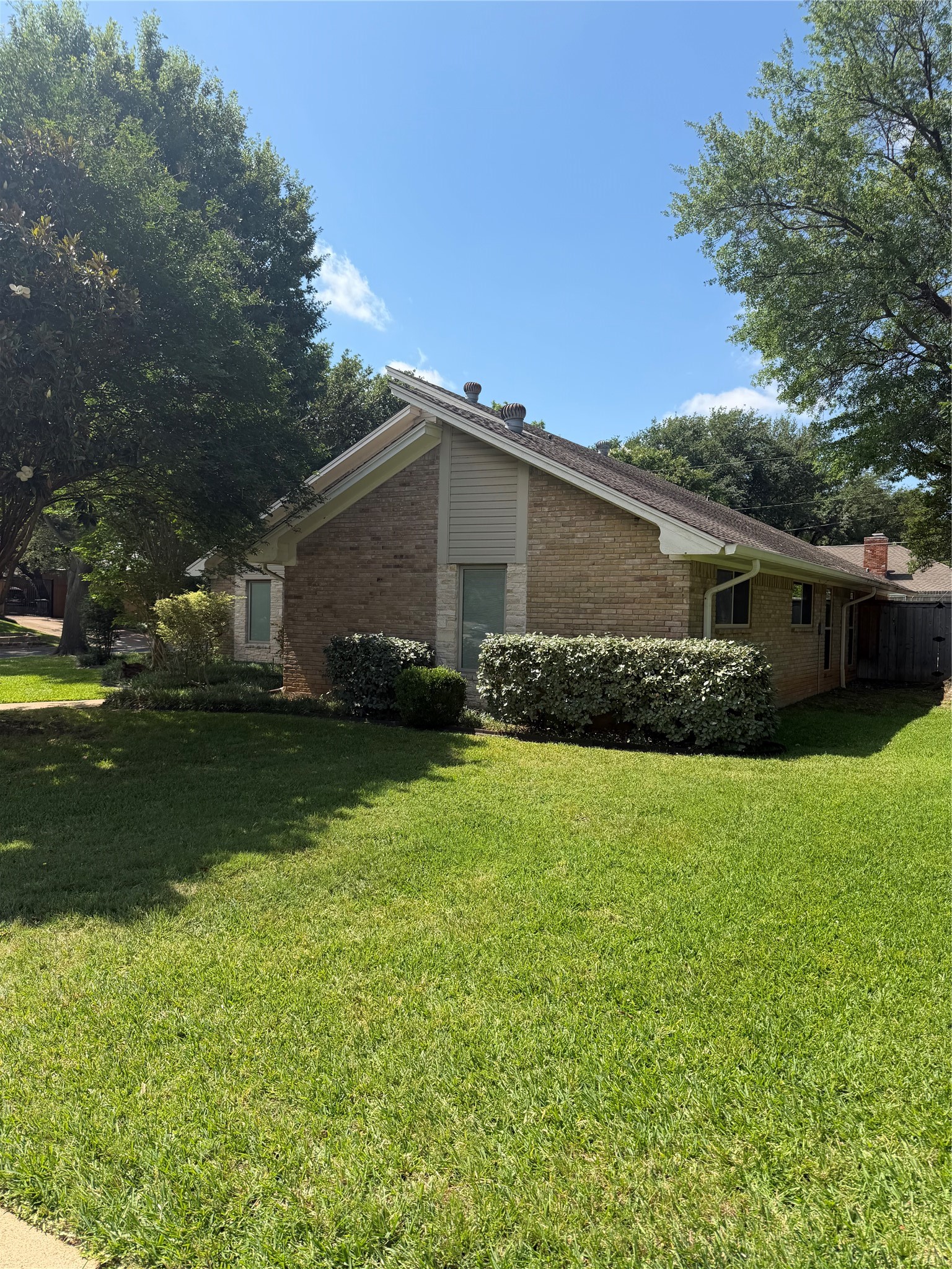 1000 Briarcliff Drive Arlington TX 76012