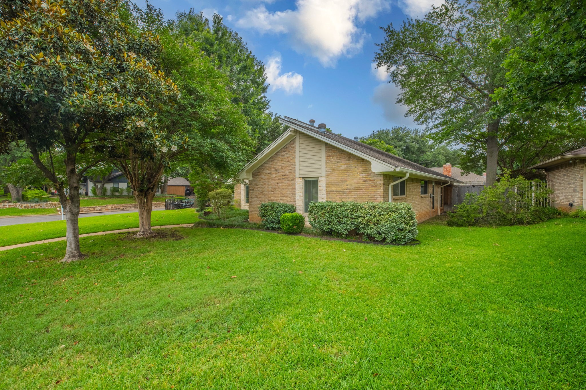 1000 Briarcliff Drive Arlington TX 76012