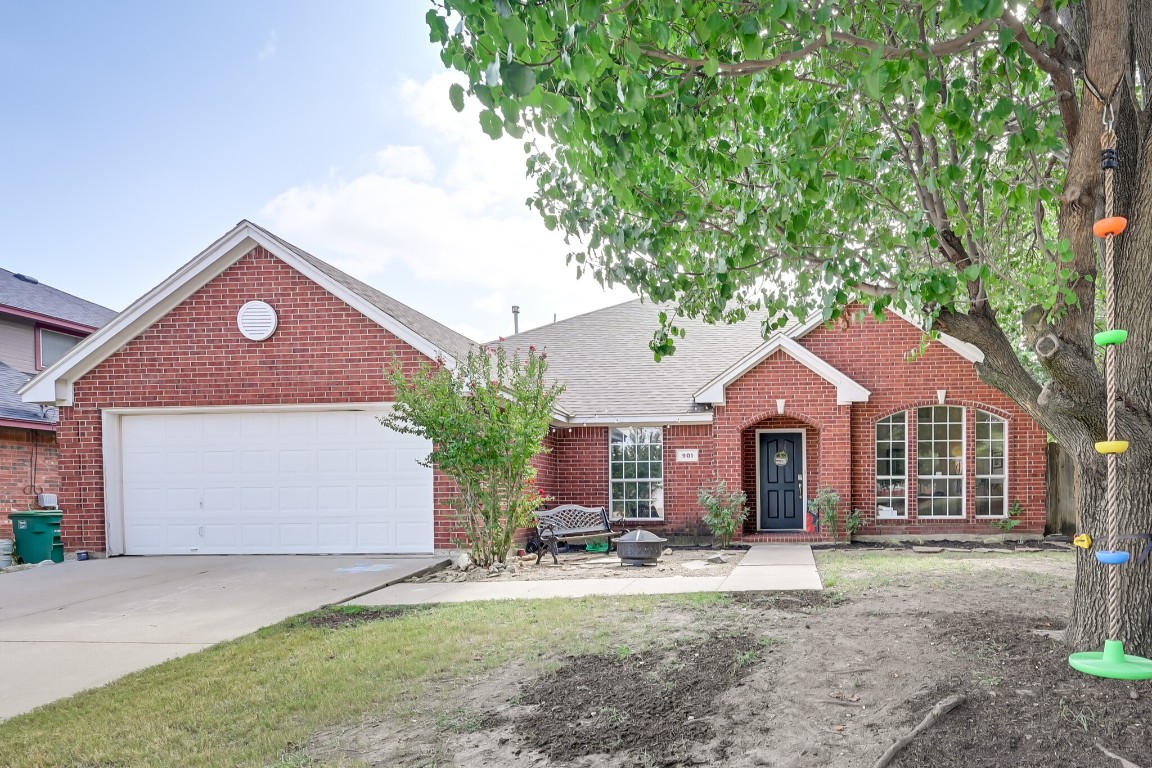 901 Saybrook Court Saginaw TX 76131