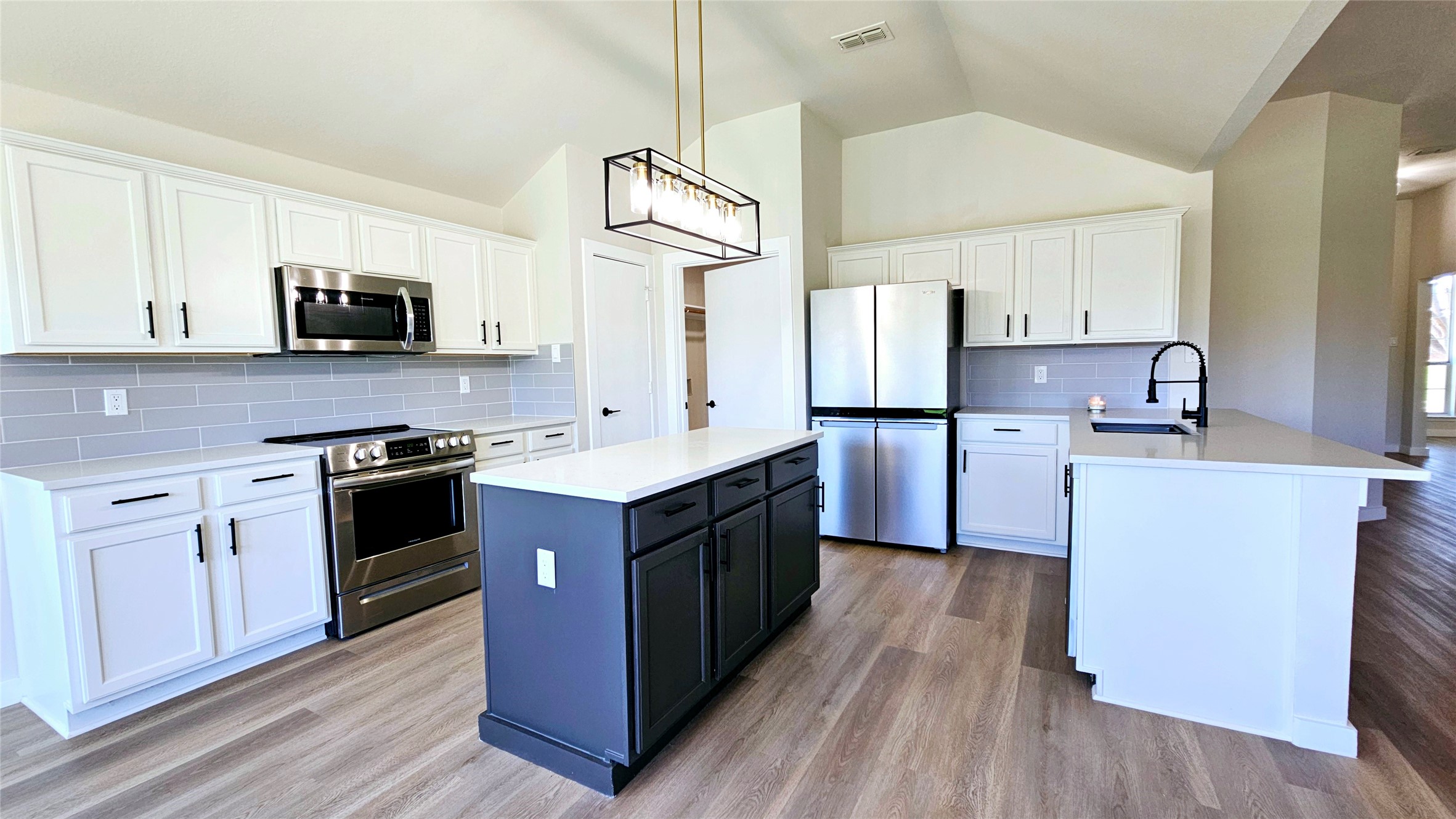 1020 Andrew Street Burleson TX 76028