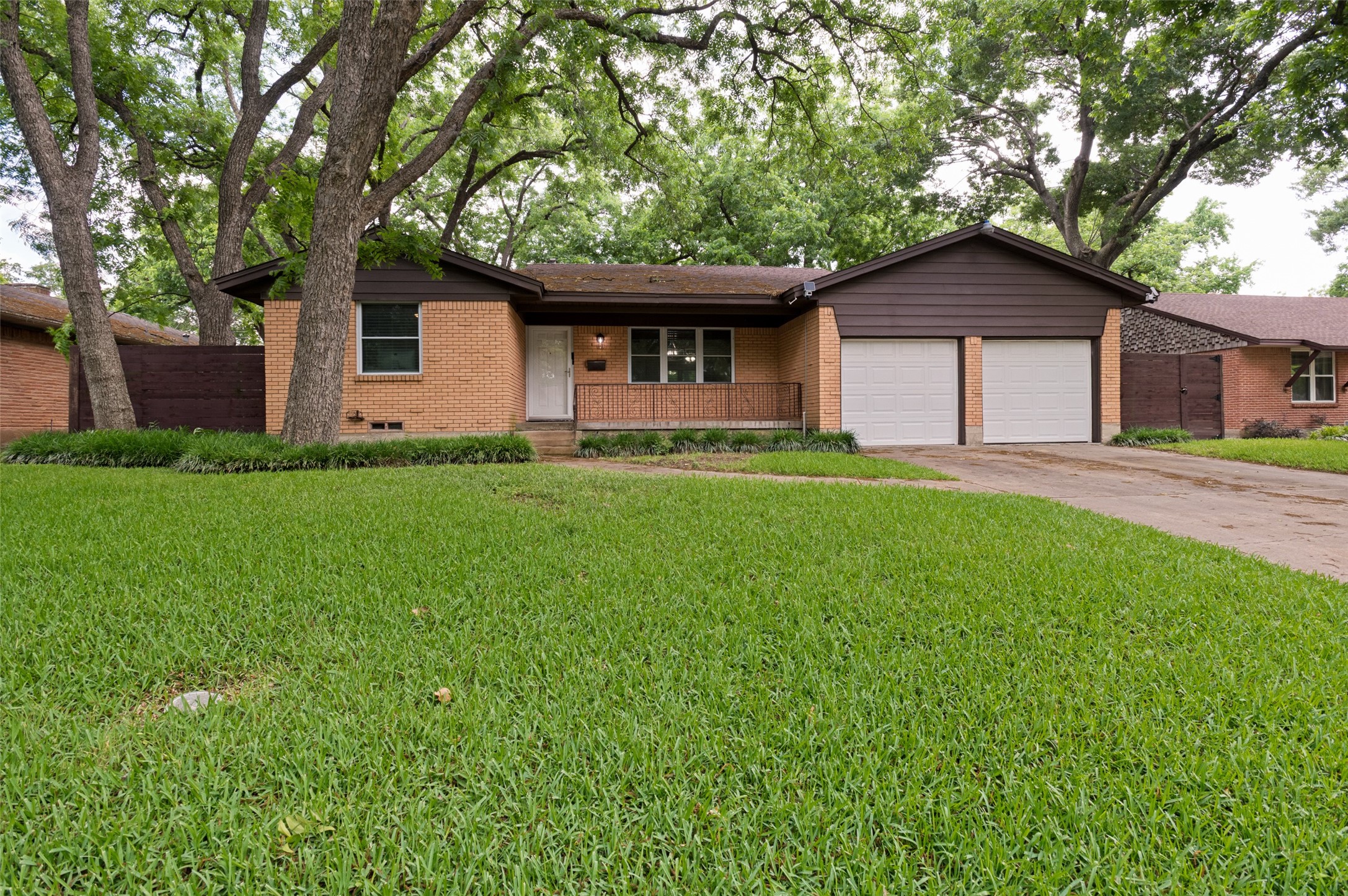 2730 Larkspur Lane Dallas TX 75233