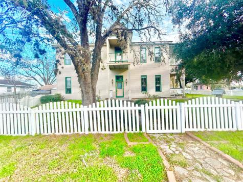 502 E Live Oak Street Cuero TX 77954